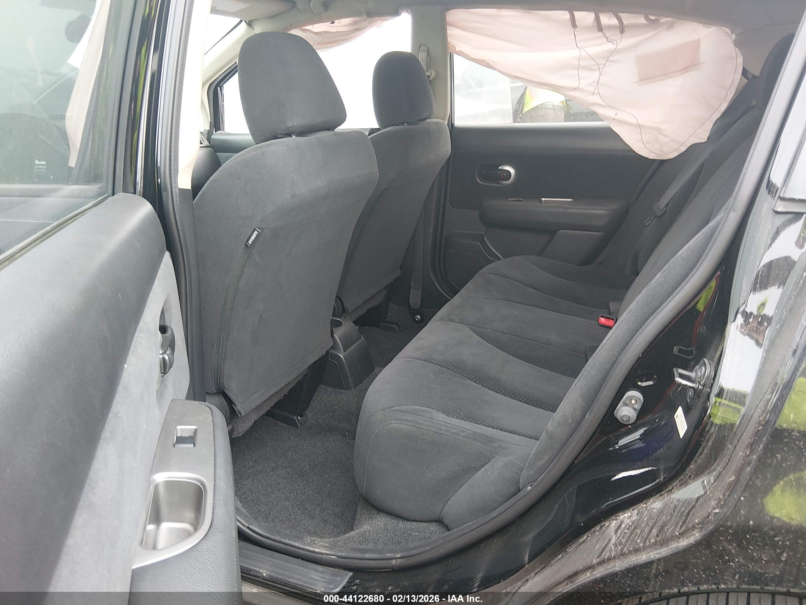 NISSAN VERSA image 8