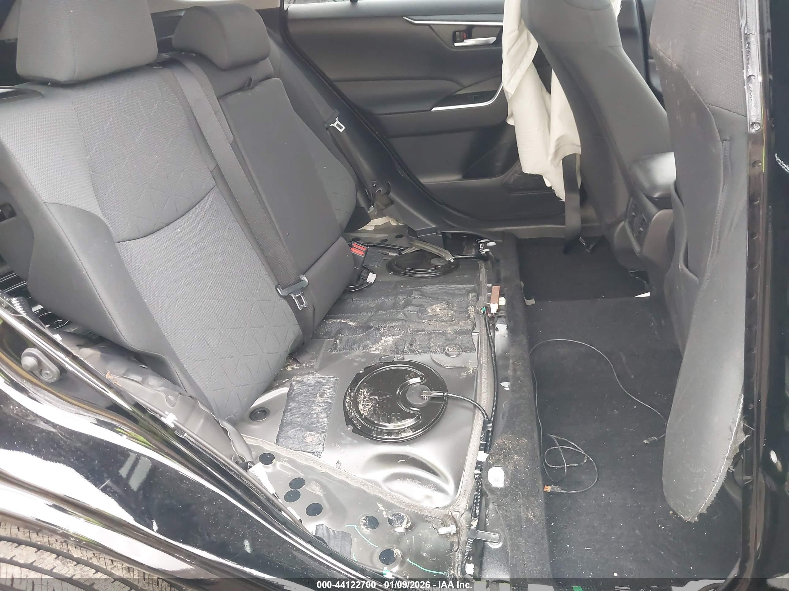 TOYOTA RAV4 image 8
