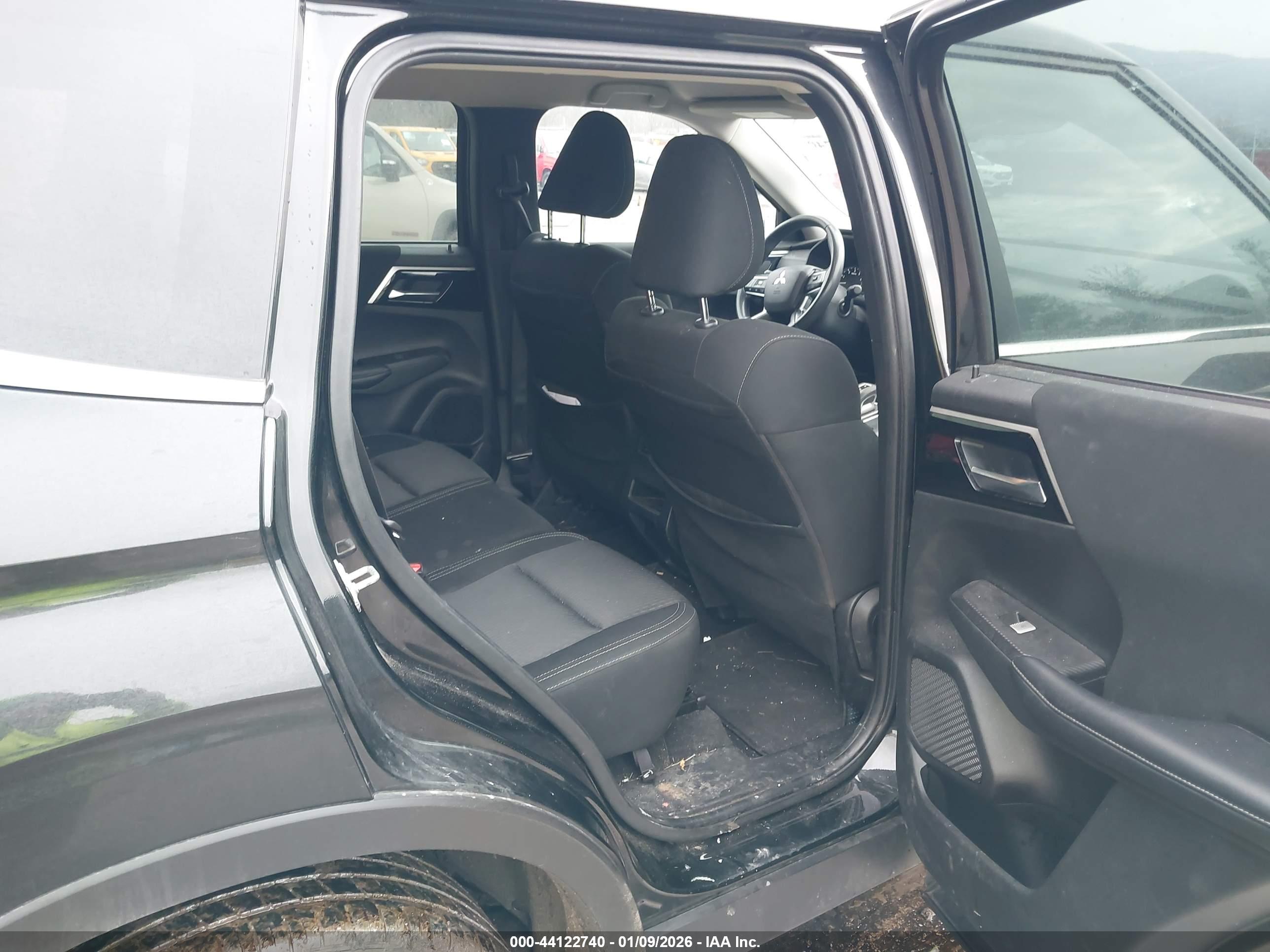 MITSUBISHI OUTLANDER image 8