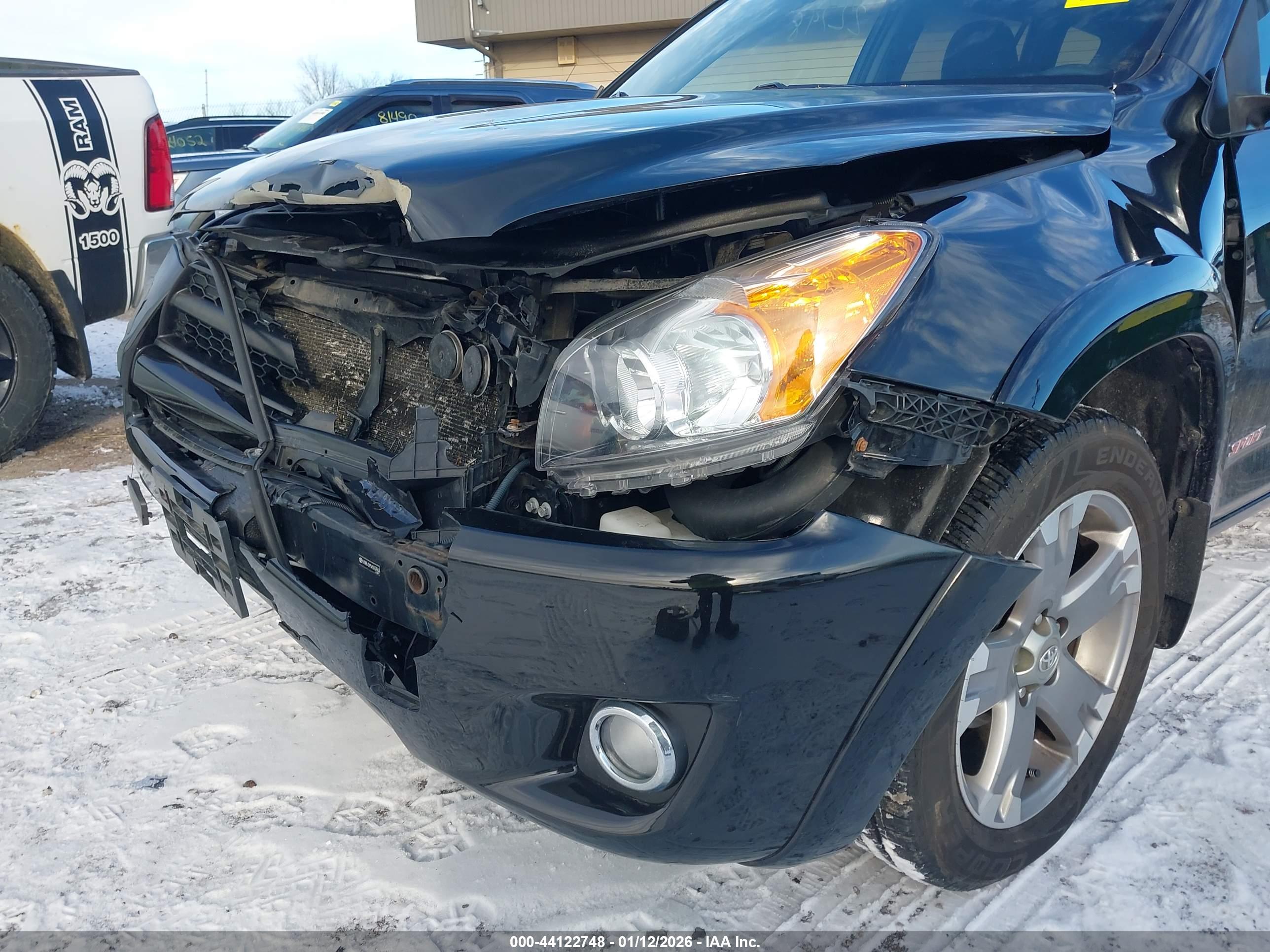 TOYOTA RAV4 image 6