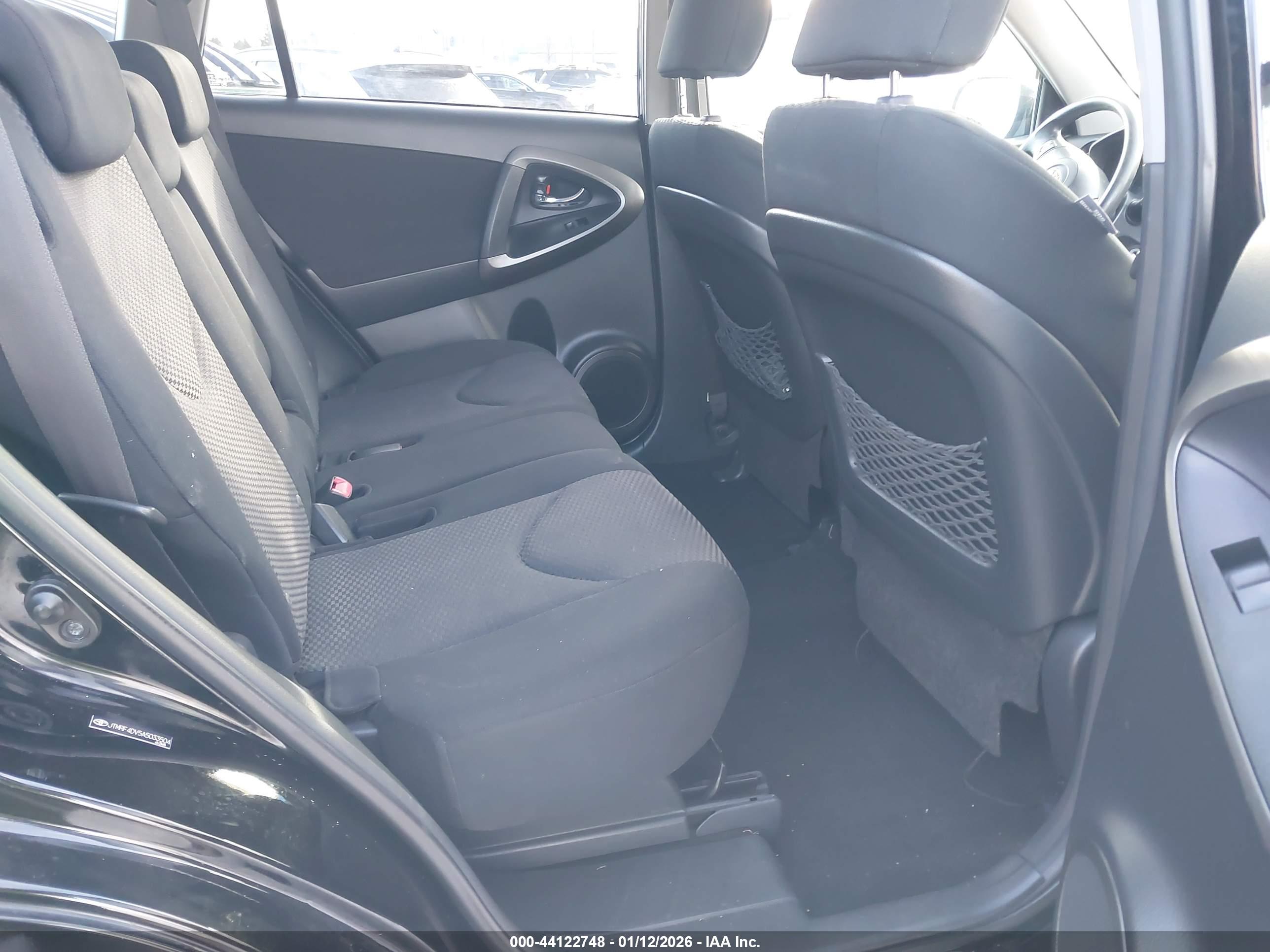 TOYOTA RAV4 image 8