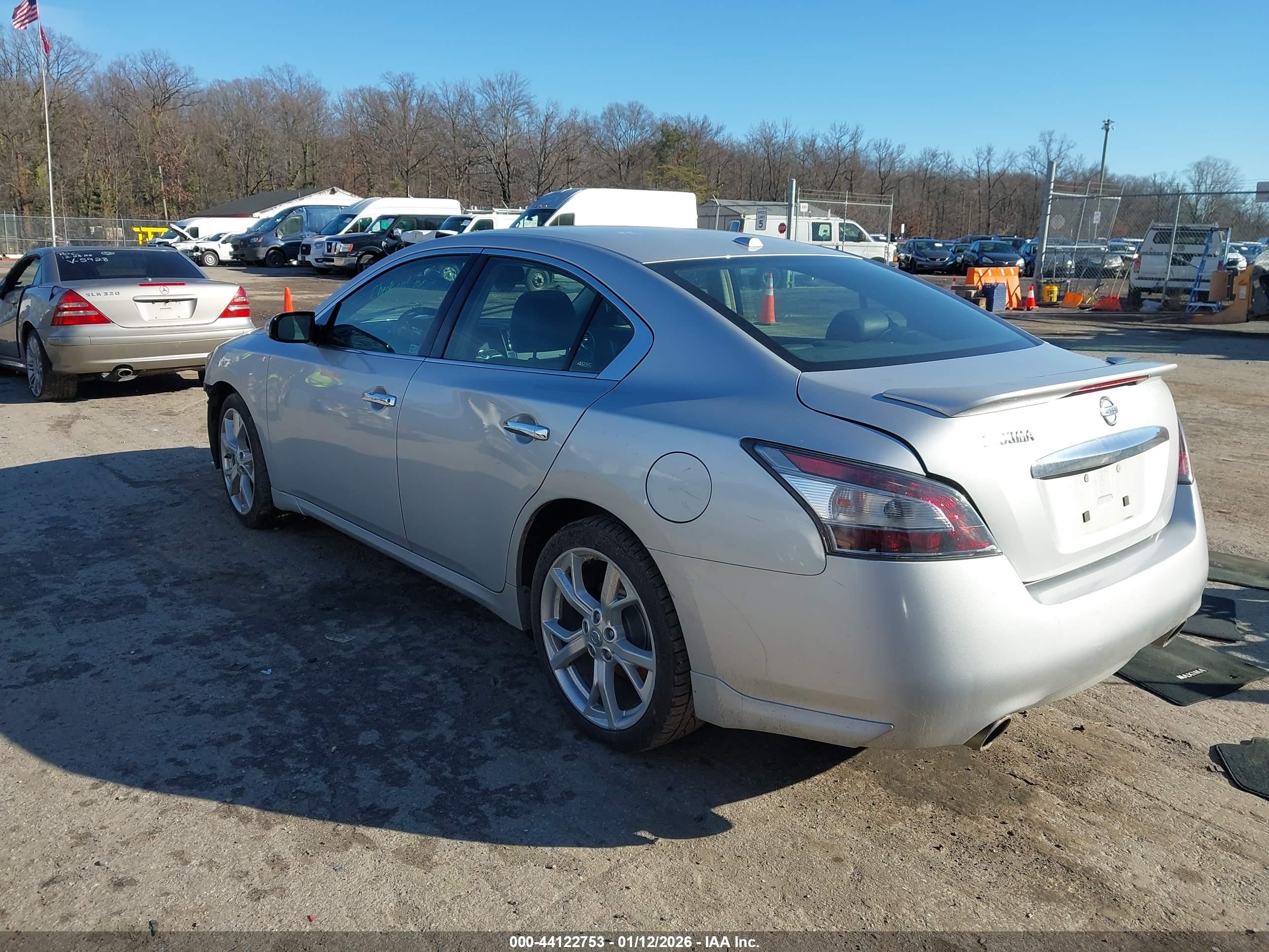 NISSAN MAXIMA image 3