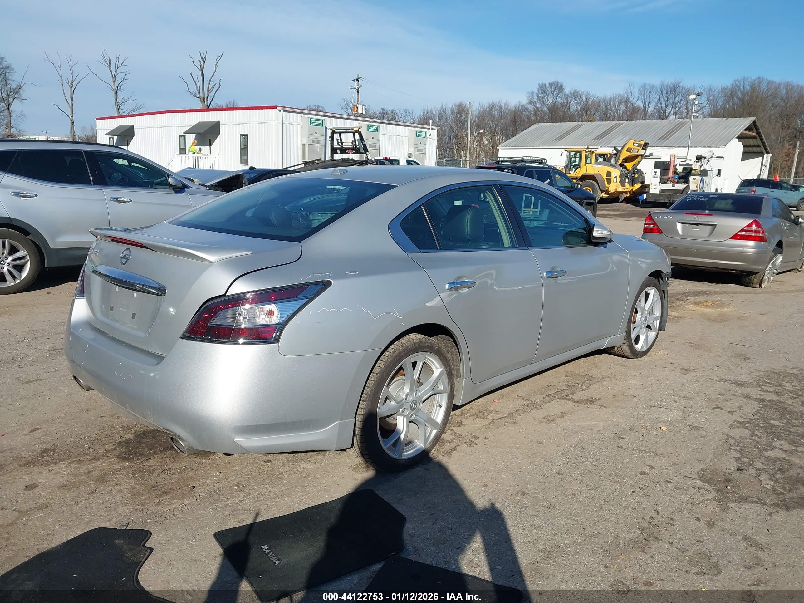 NISSAN MAXIMA image 4
