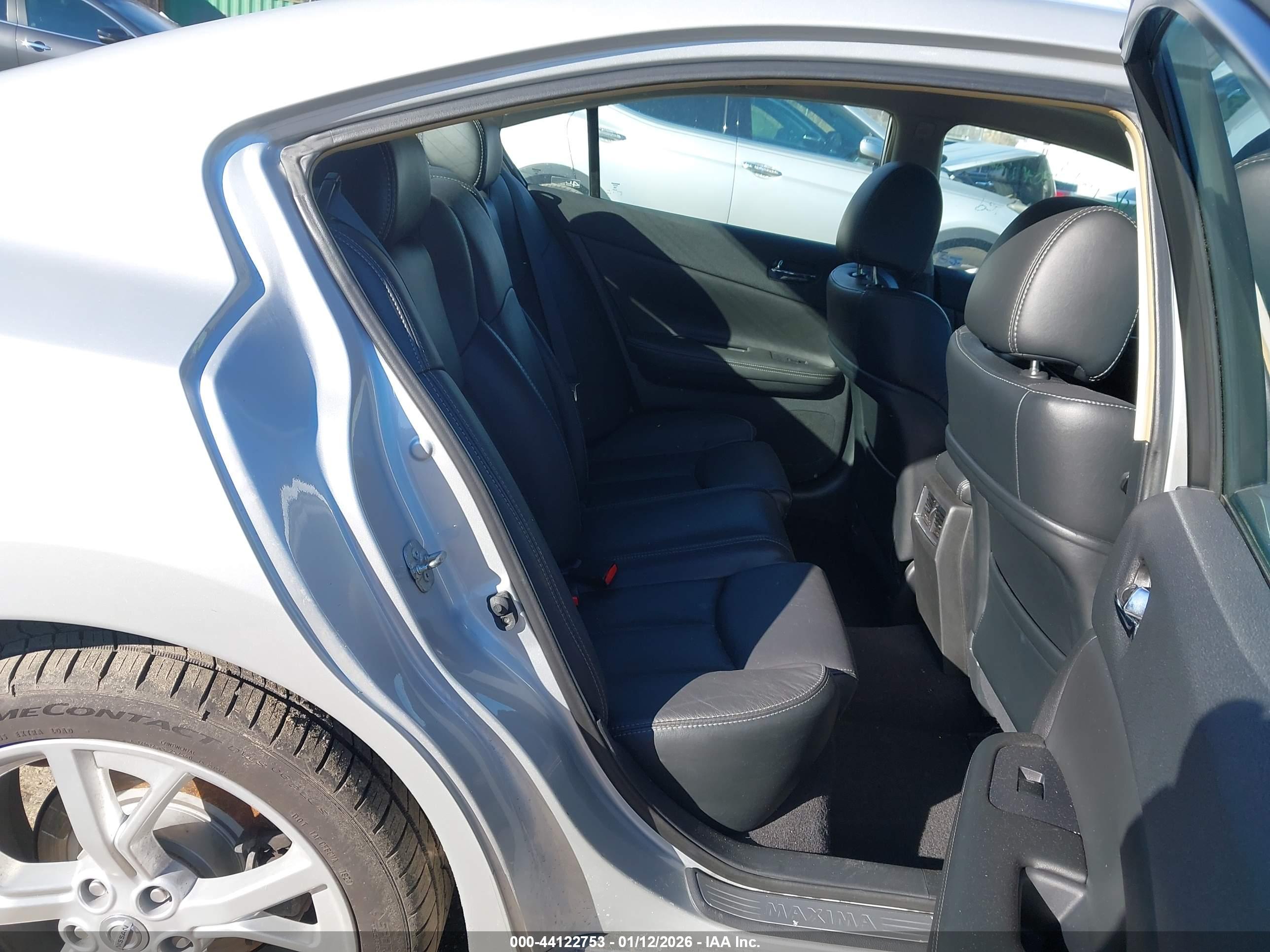 NISSAN MAXIMA image 8
