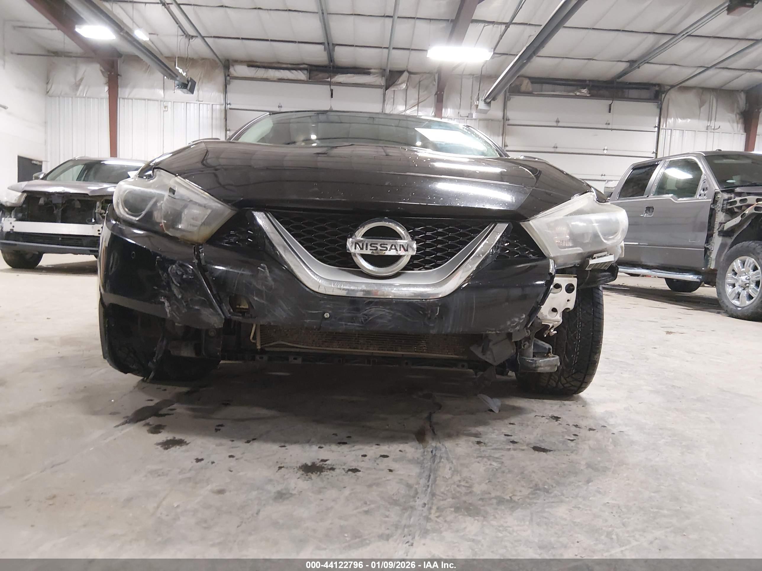 NISSAN MAXIMA image 6