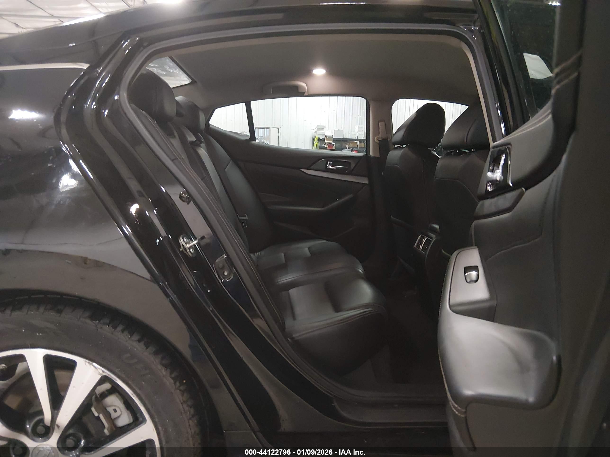 NISSAN MAXIMA image 8