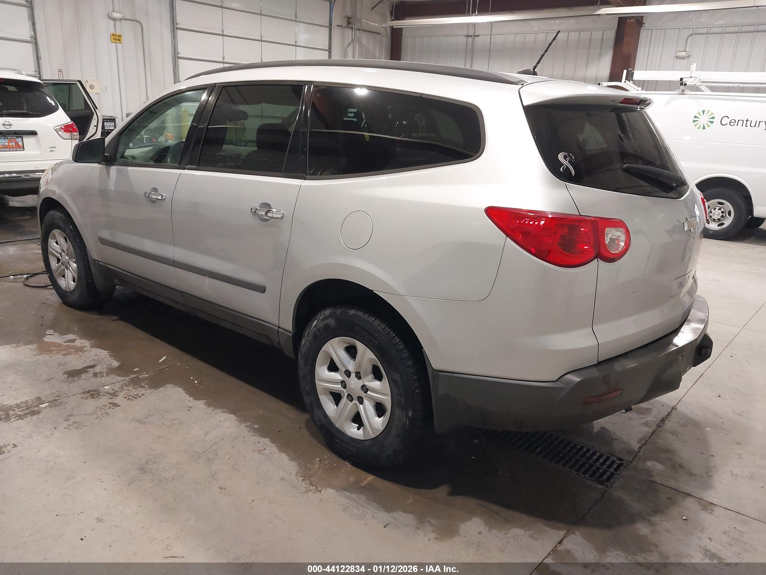 CHEVROLET TRAVERSE image 3
