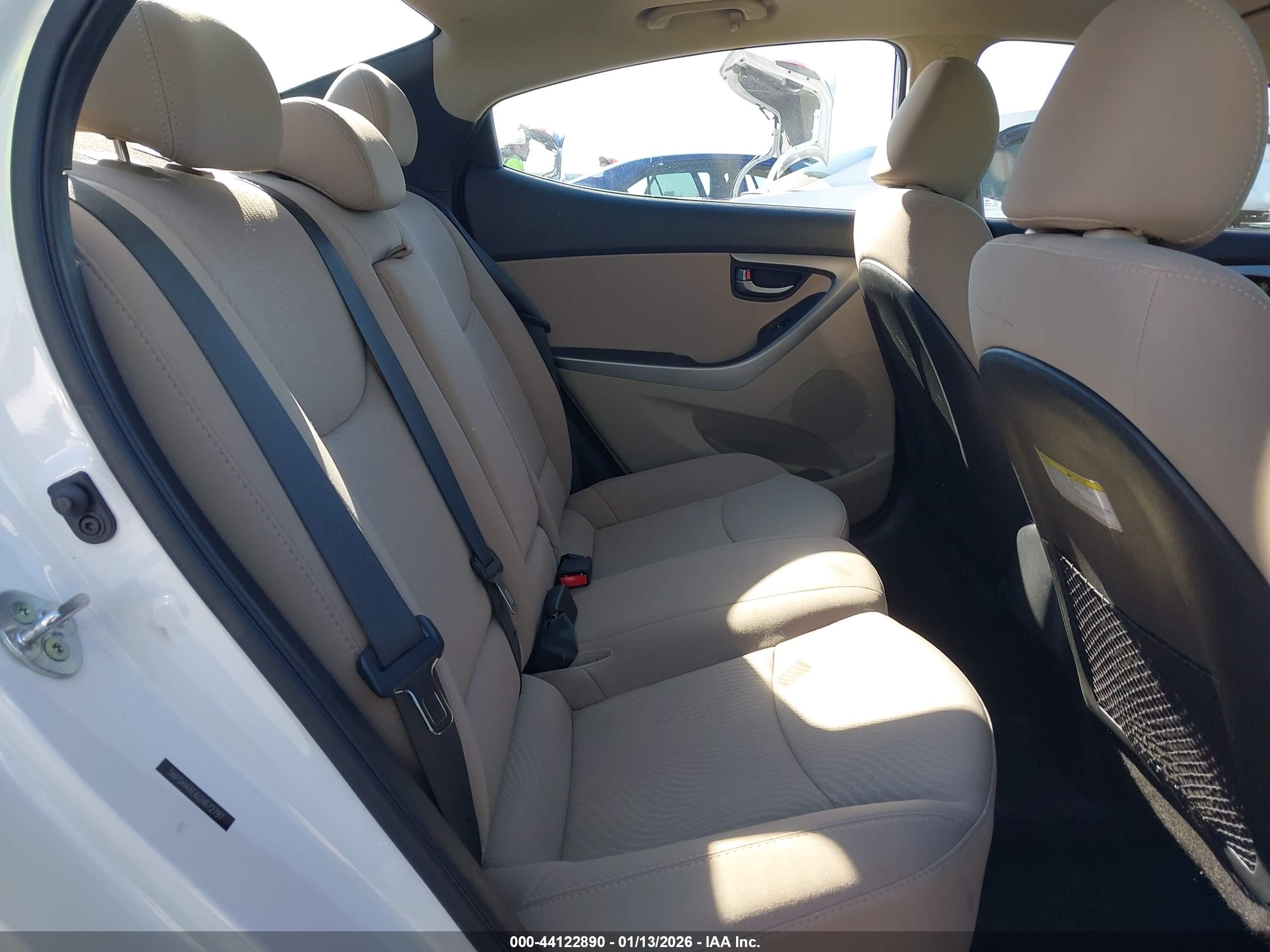 HYUNDAI ELANTRA image 8