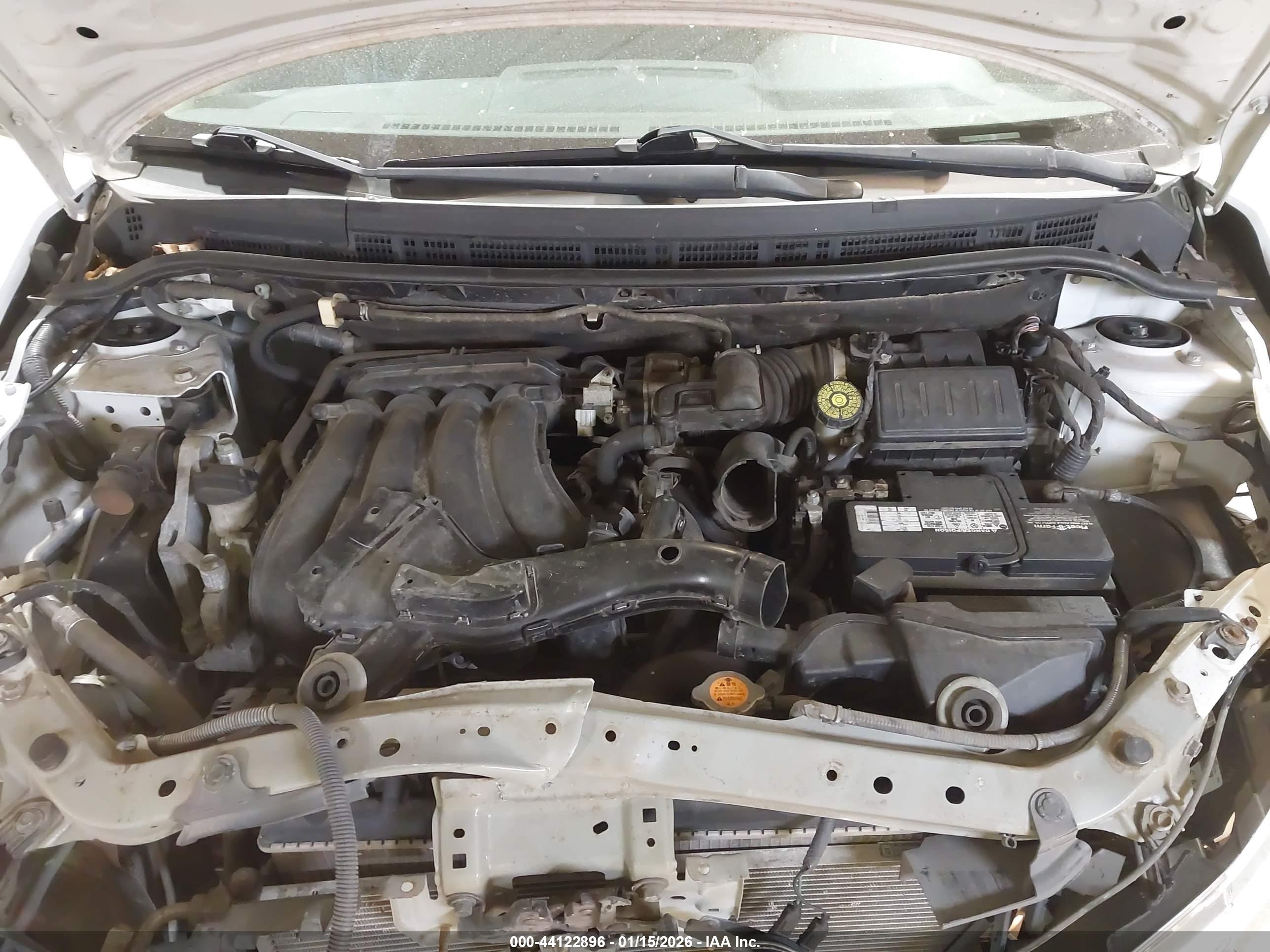 NISSAN VERSA image 10