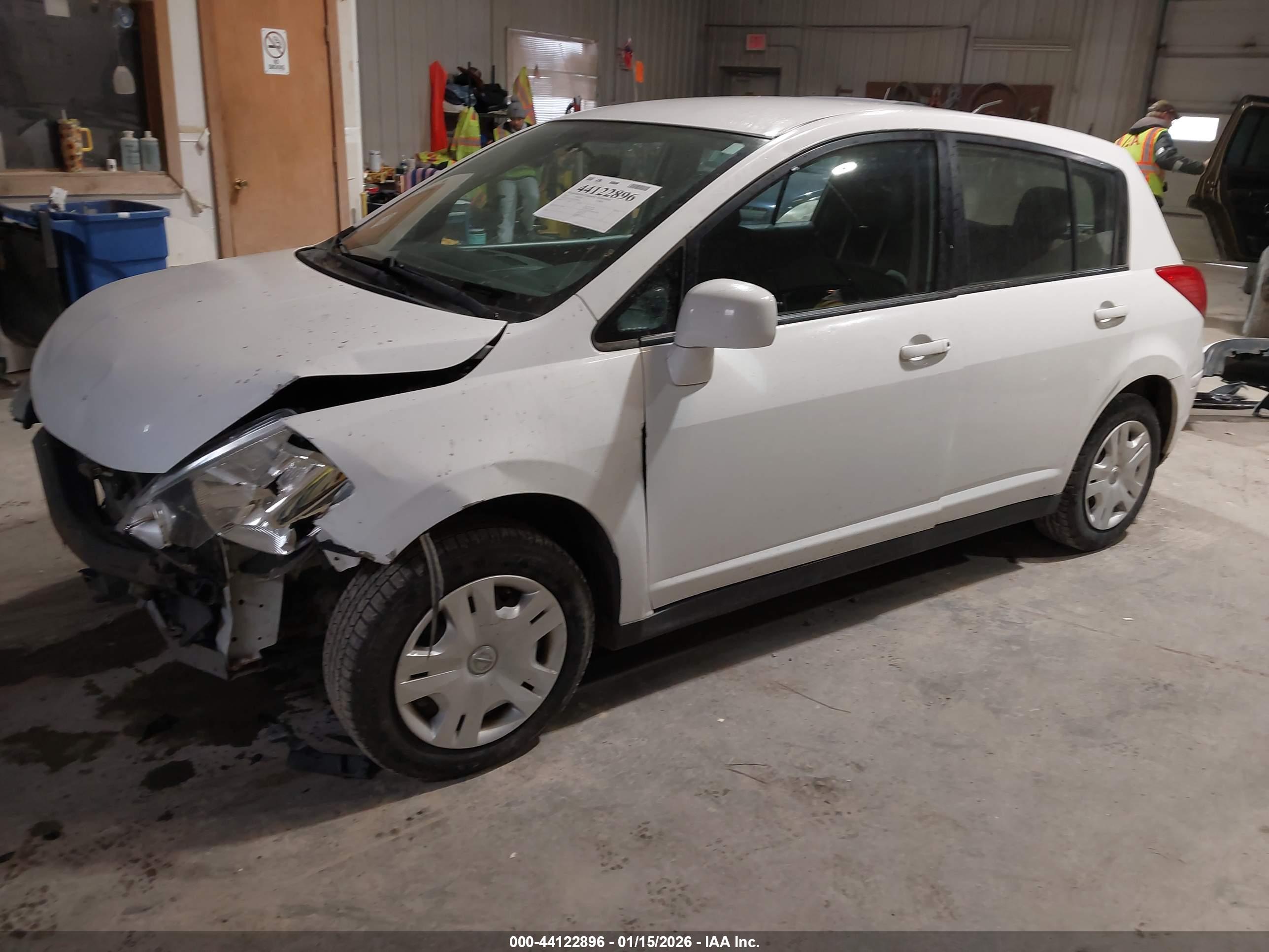 NISSAN VERSA image 2