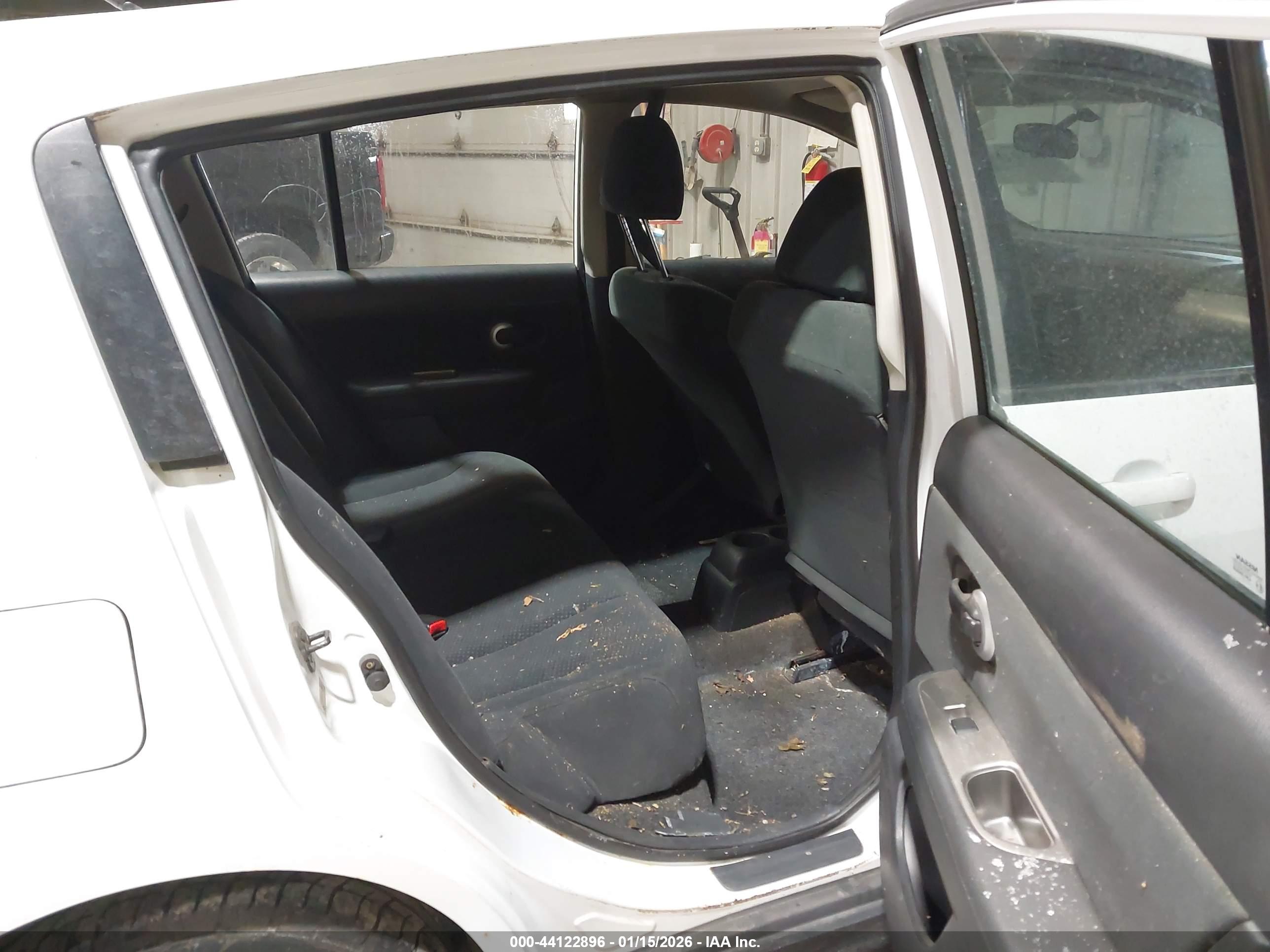 NISSAN VERSA image 8