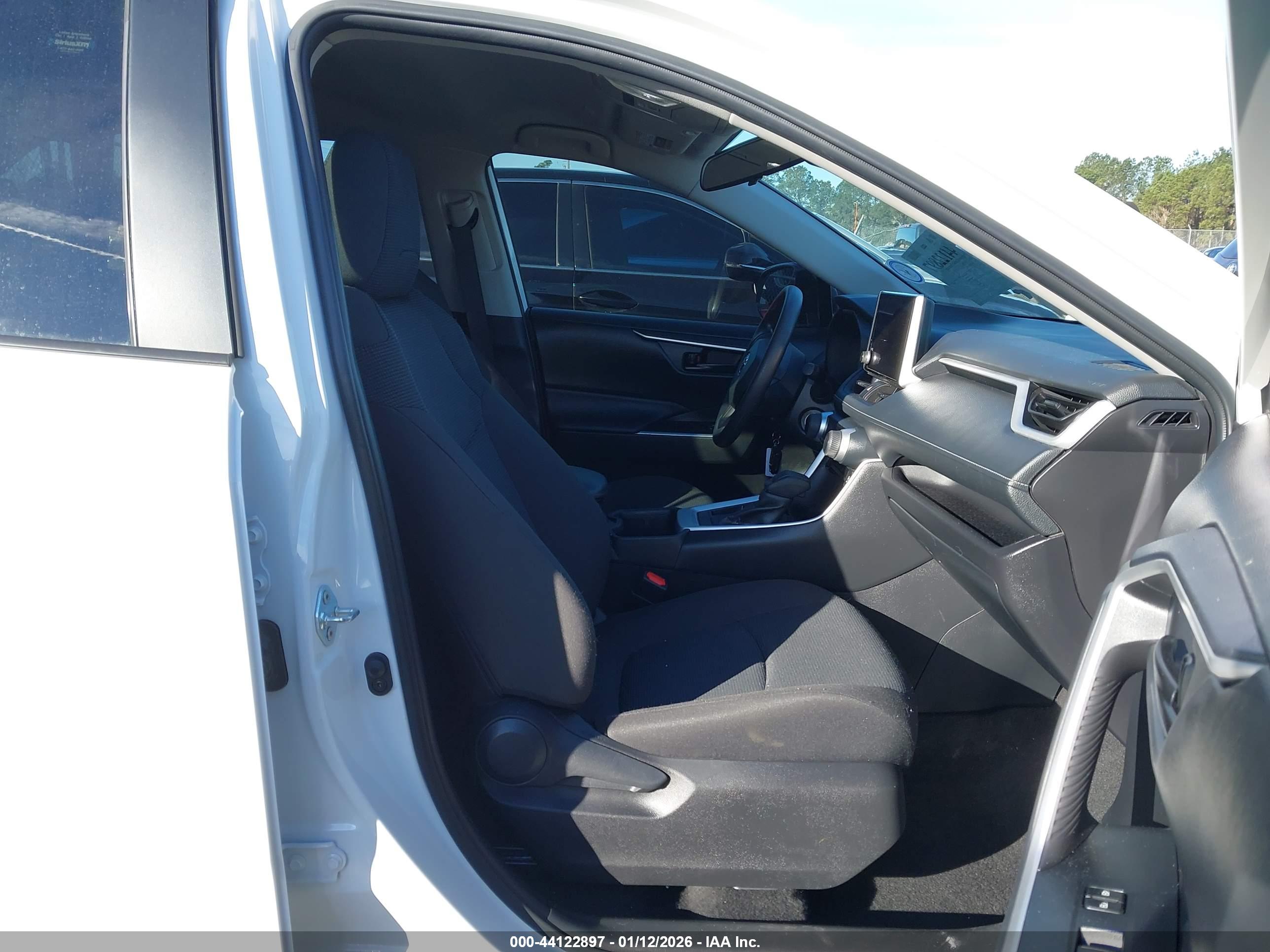 TOYOTA RAV4 image 5