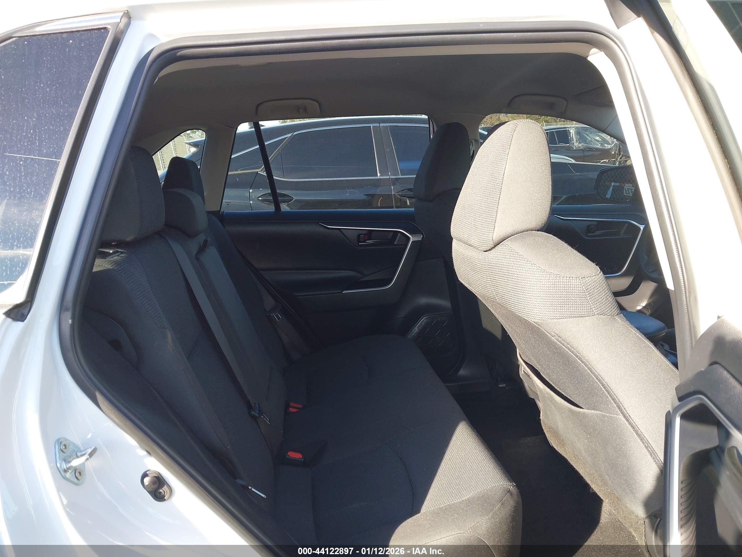 TOYOTA RAV4 image 8