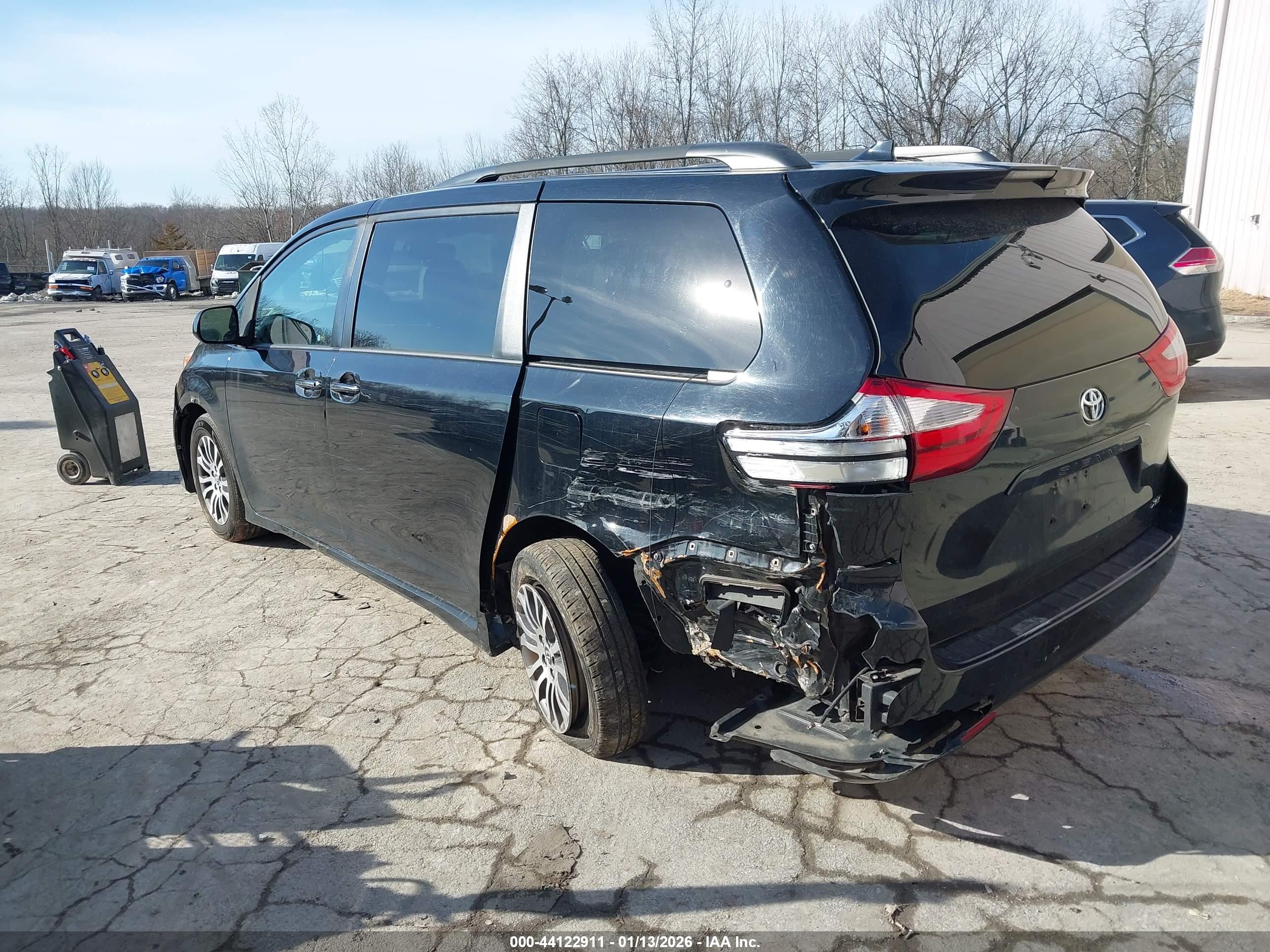 TOYOTA SIENNA image 3