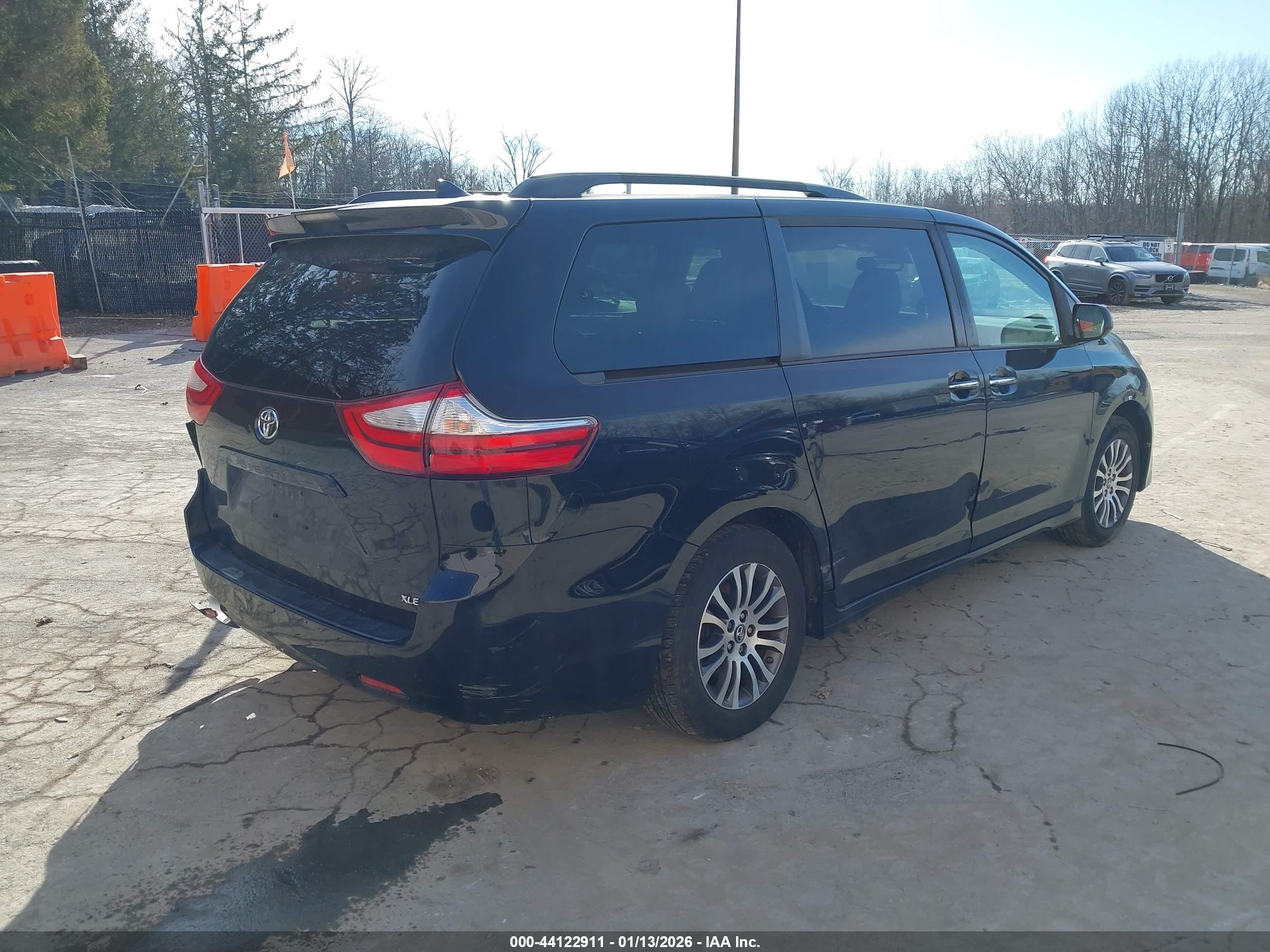 TOYOTA SIENNA image 4