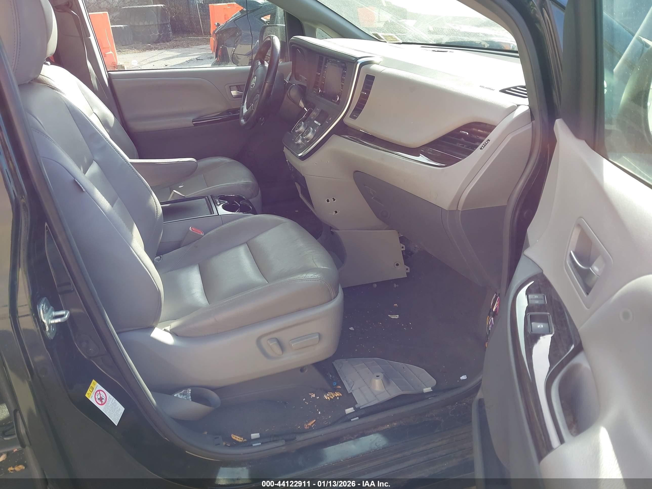TOYOTA SIENNA image 5