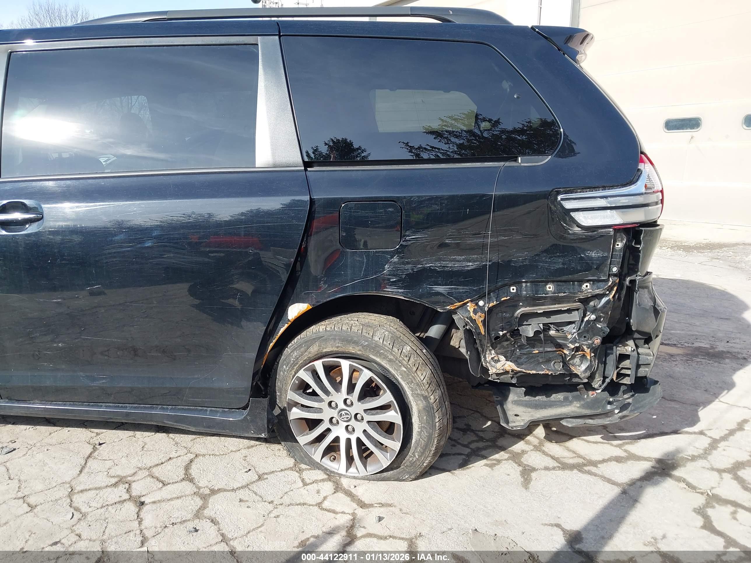 TOYOTA SIENNA image 6