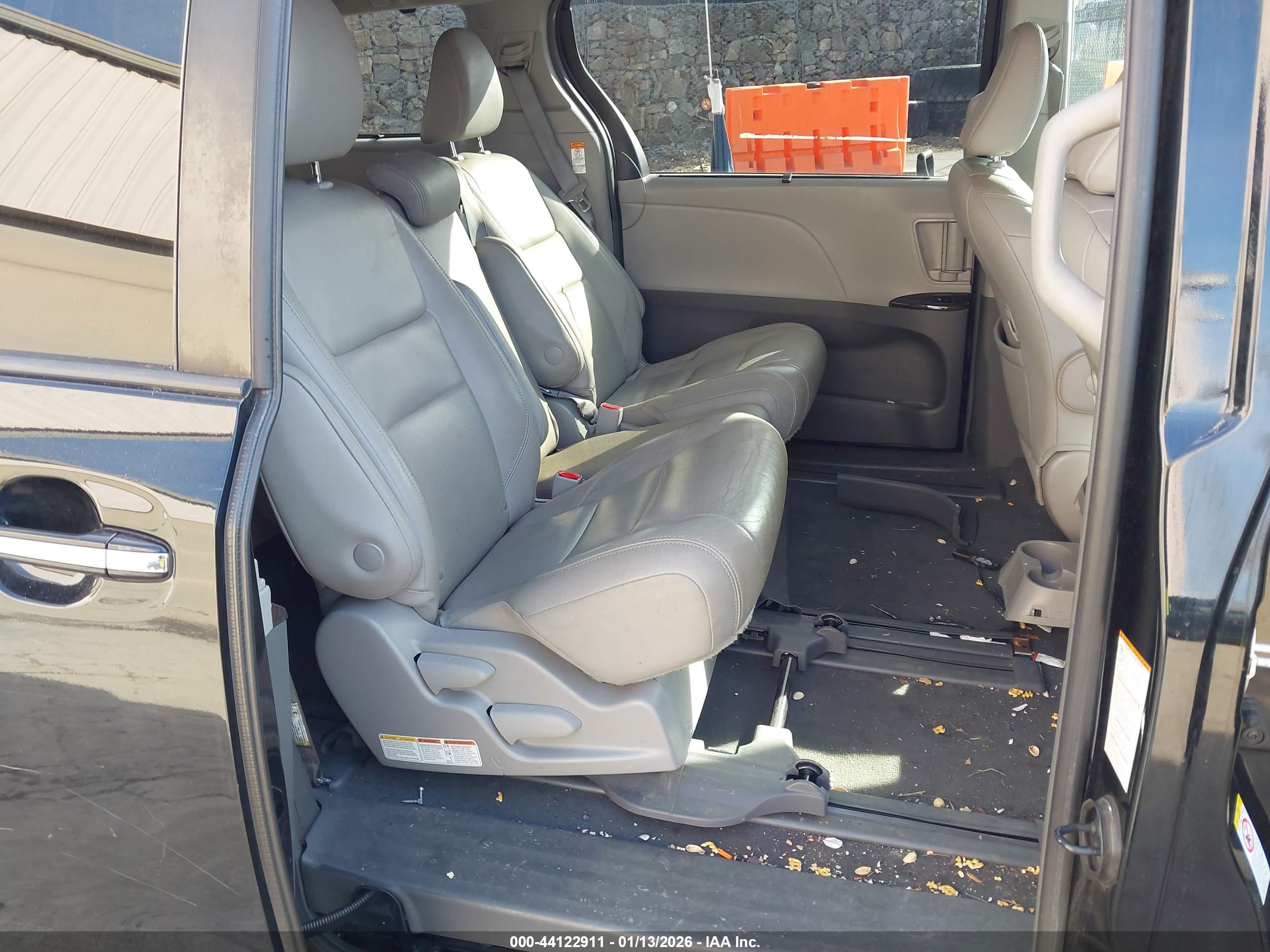 TOYOTA SIENNA image 8