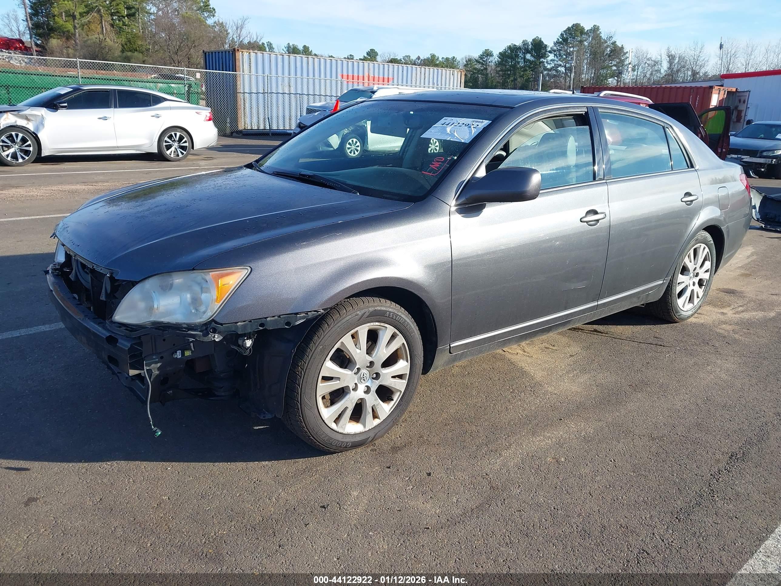 TOYOTA AVALON image 2