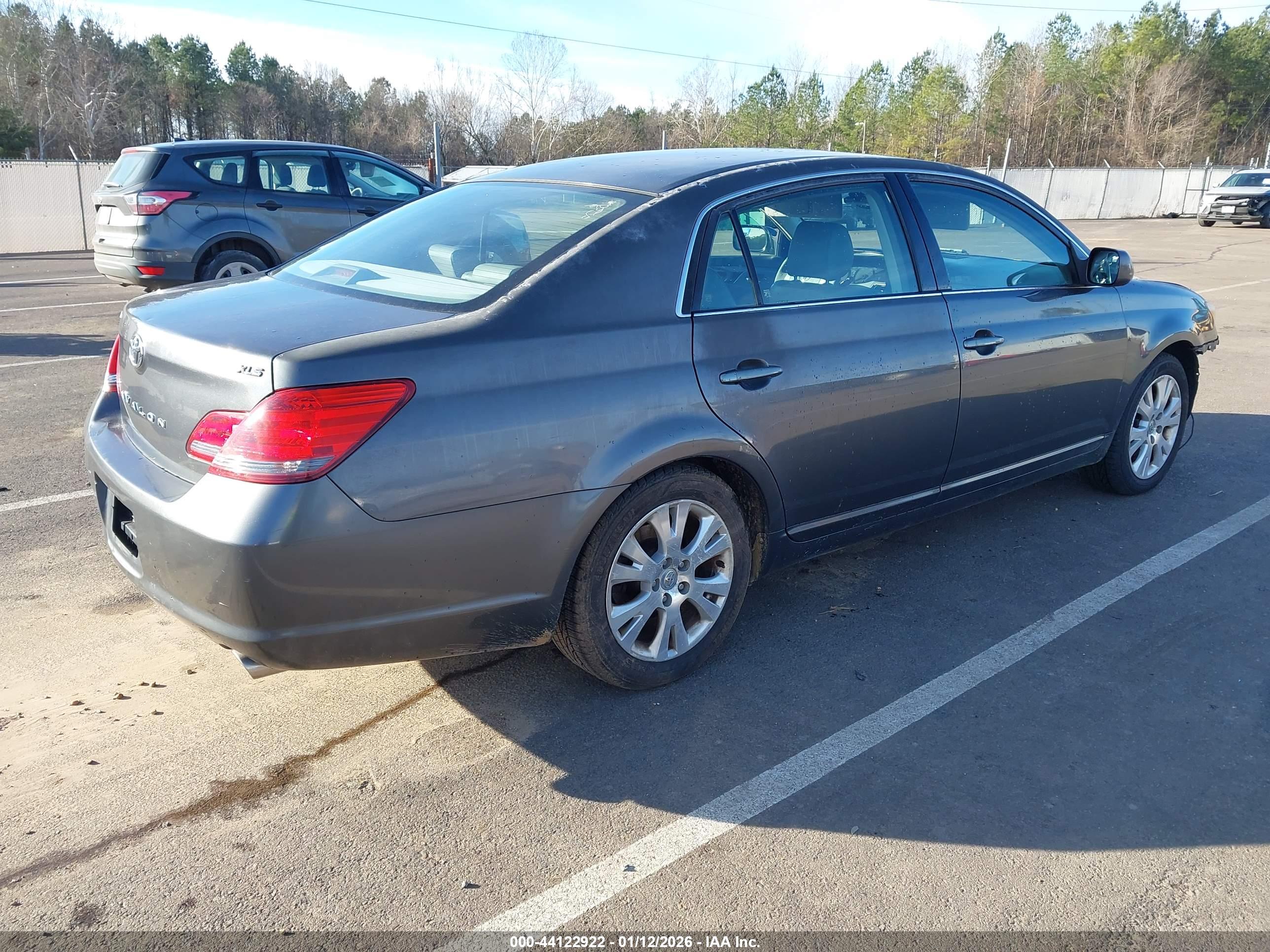 TOYOTA AVALON image 4