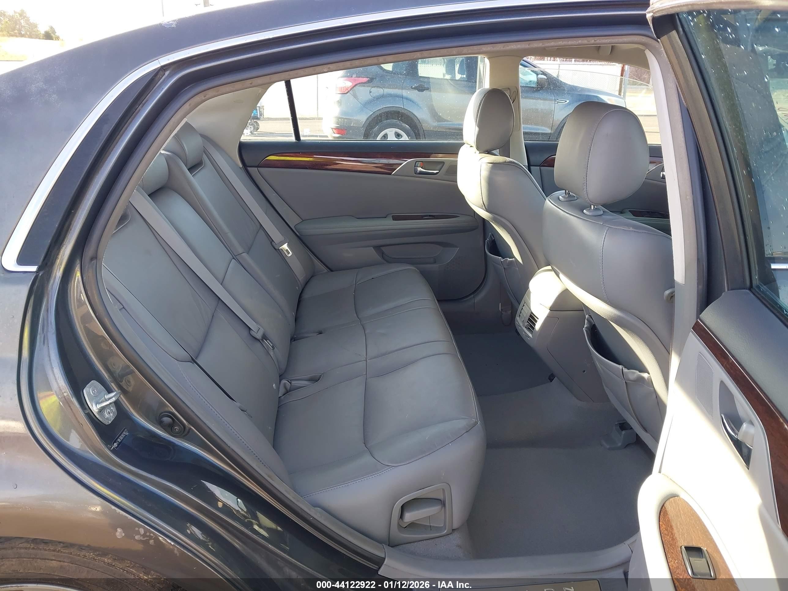 TOYOTA AVALON image 8