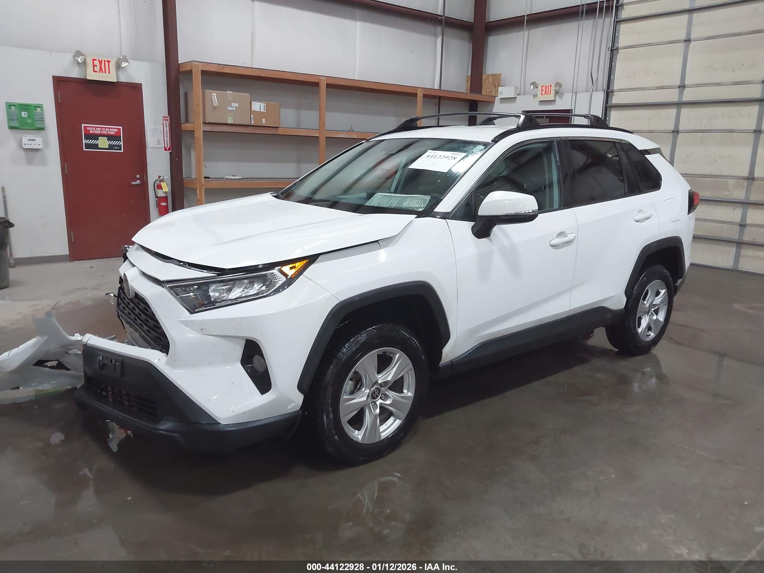TOYOTA RAV4 image 2