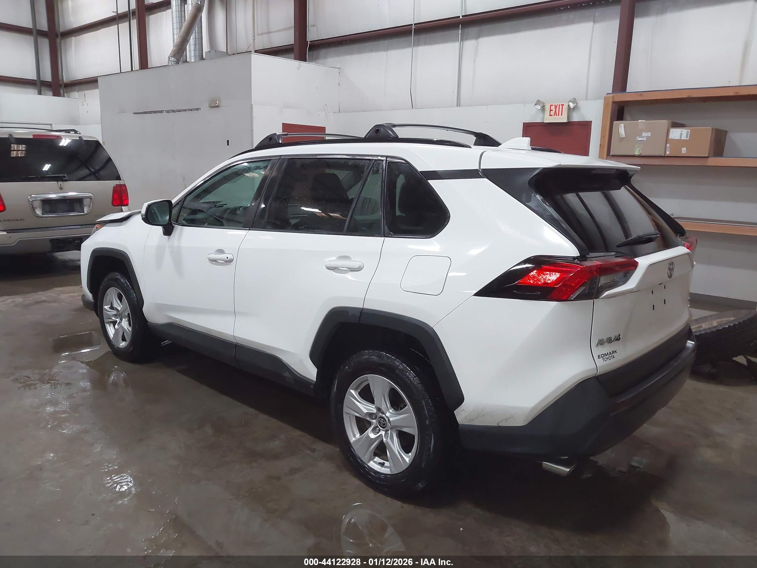 TOYOTA RAV4 image 3