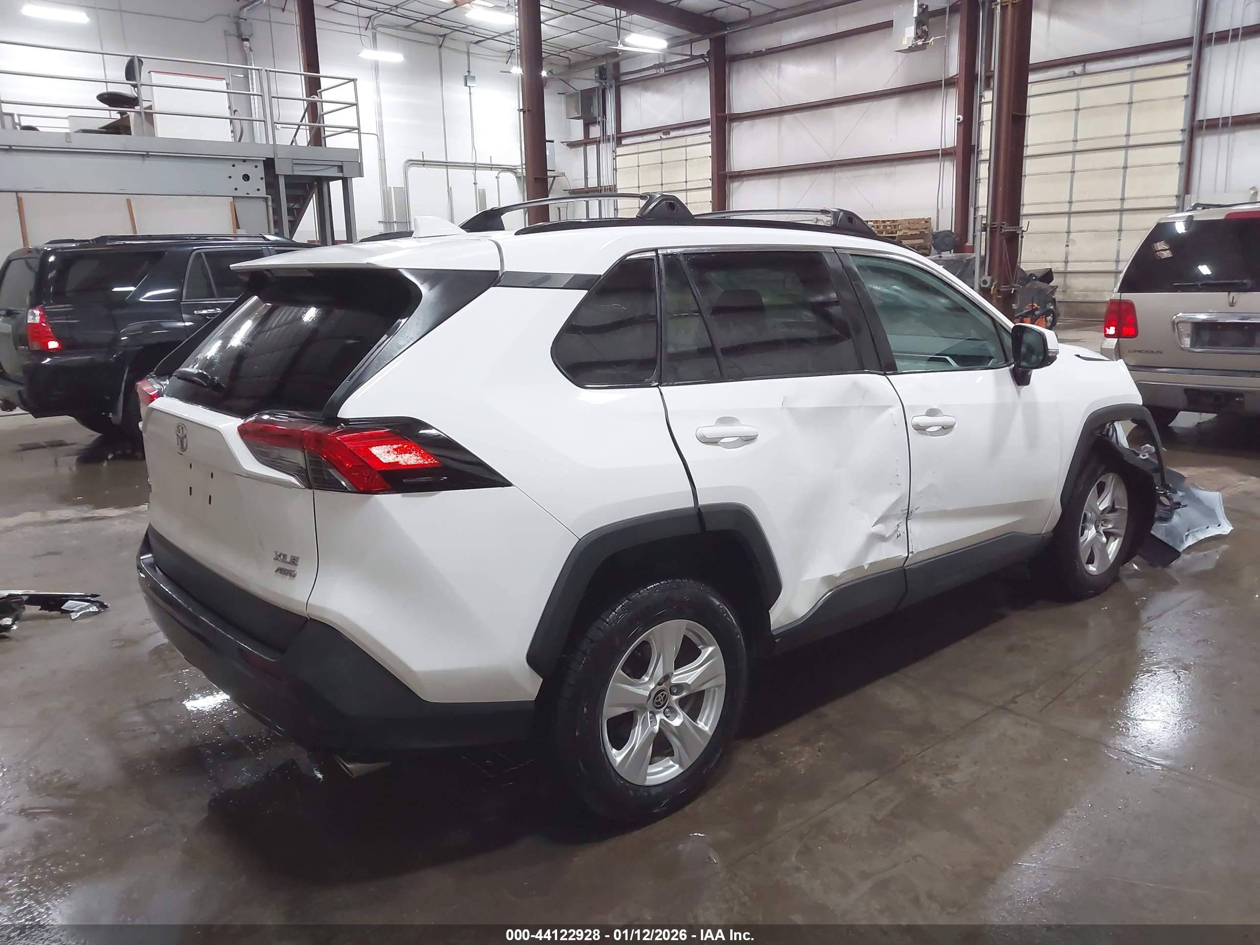 TOYOTA RAV4 image 4