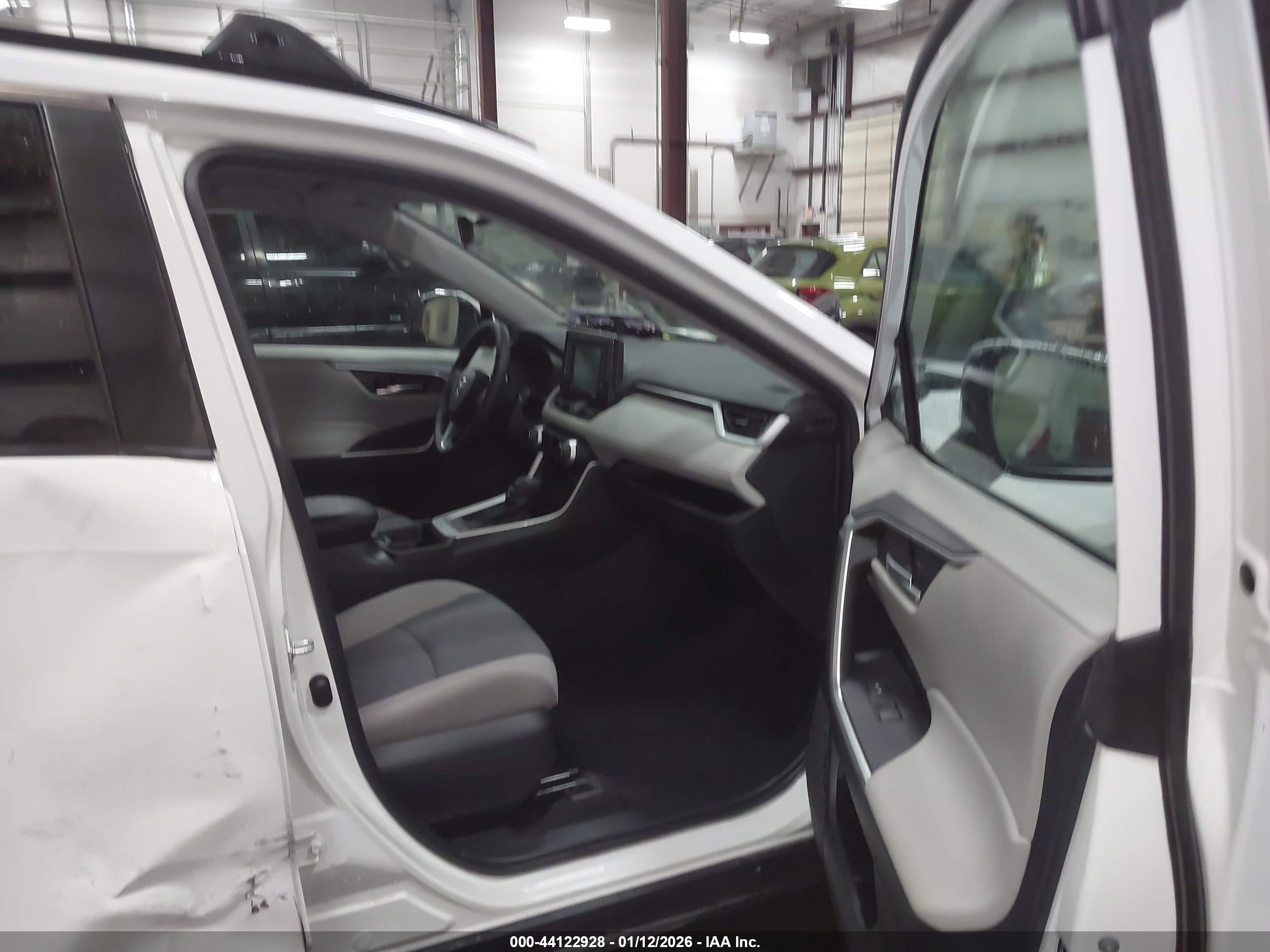 TOYOTA RAV4 image 5
