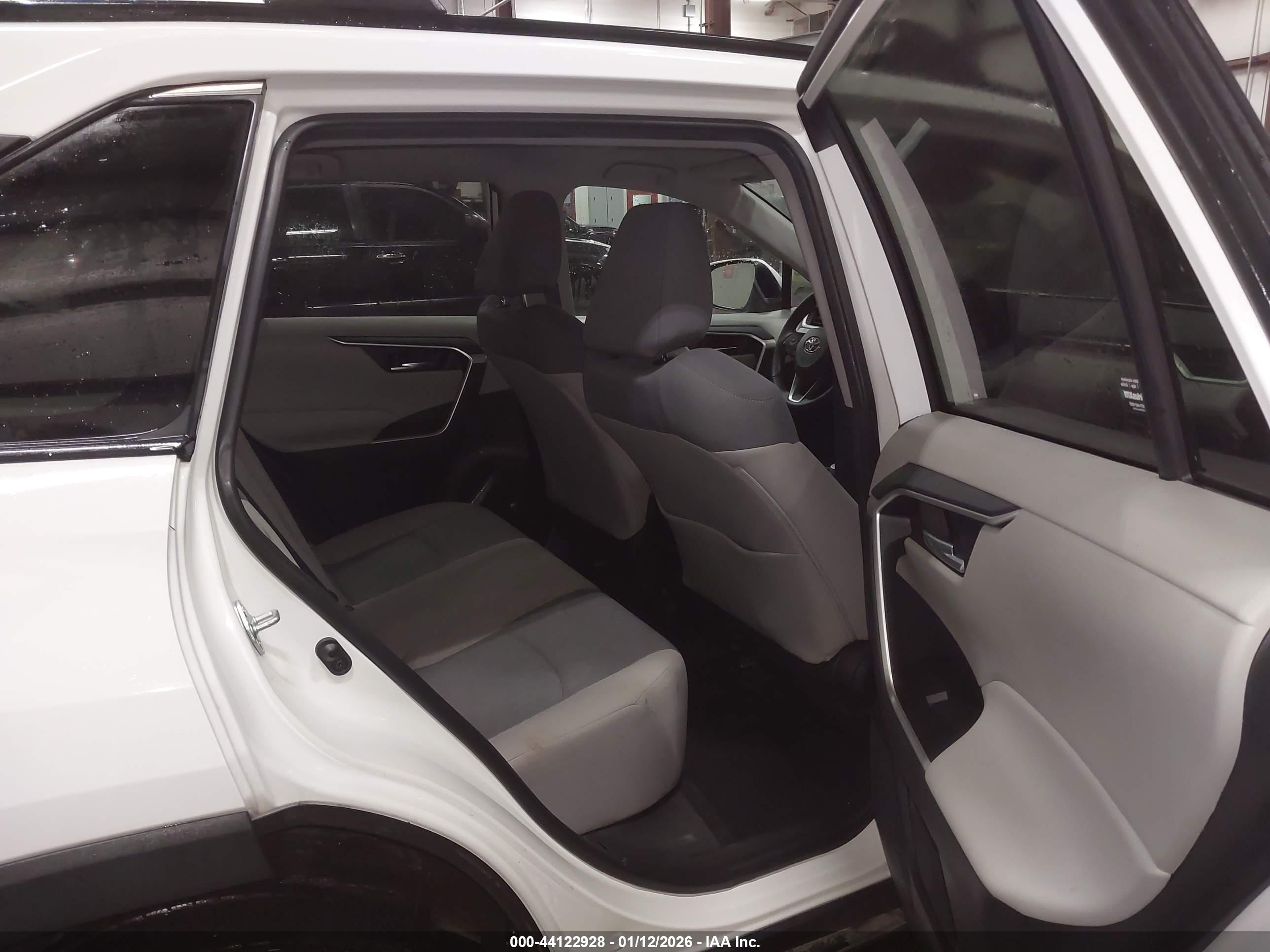 TOYOTA RAV4 image 8