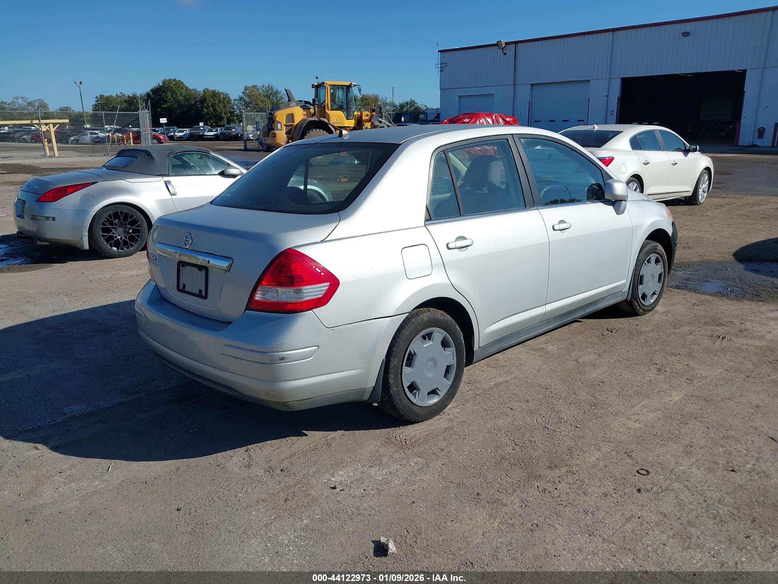 NISSAN VERSA image 4