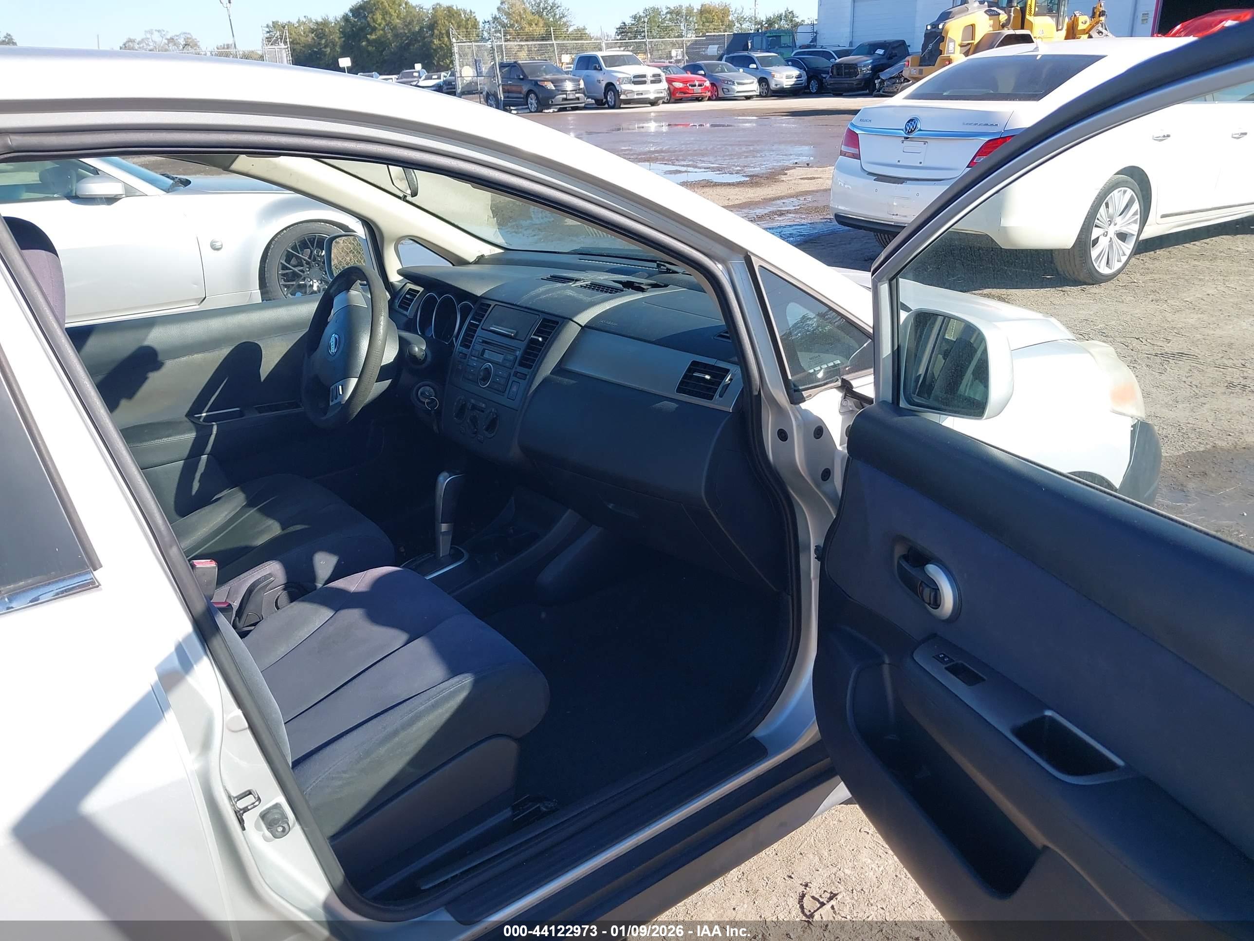 NISSAN VERSA image 5