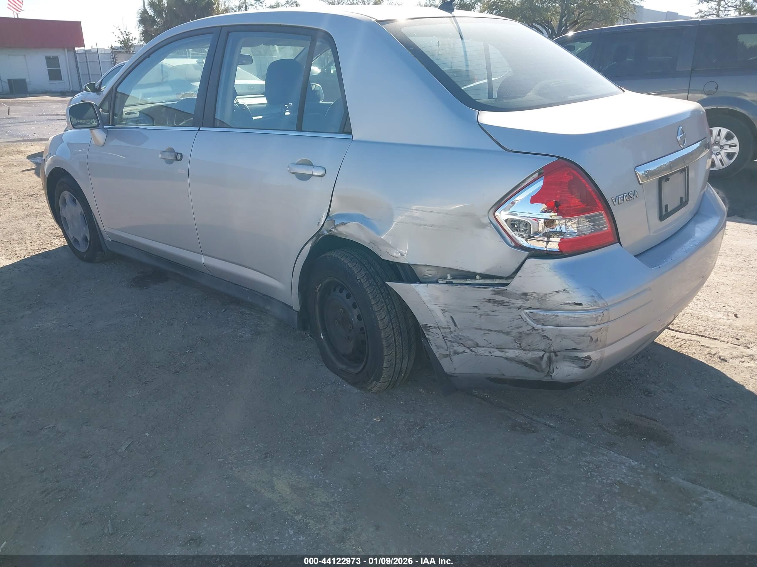 NISSAN VERSA image 6