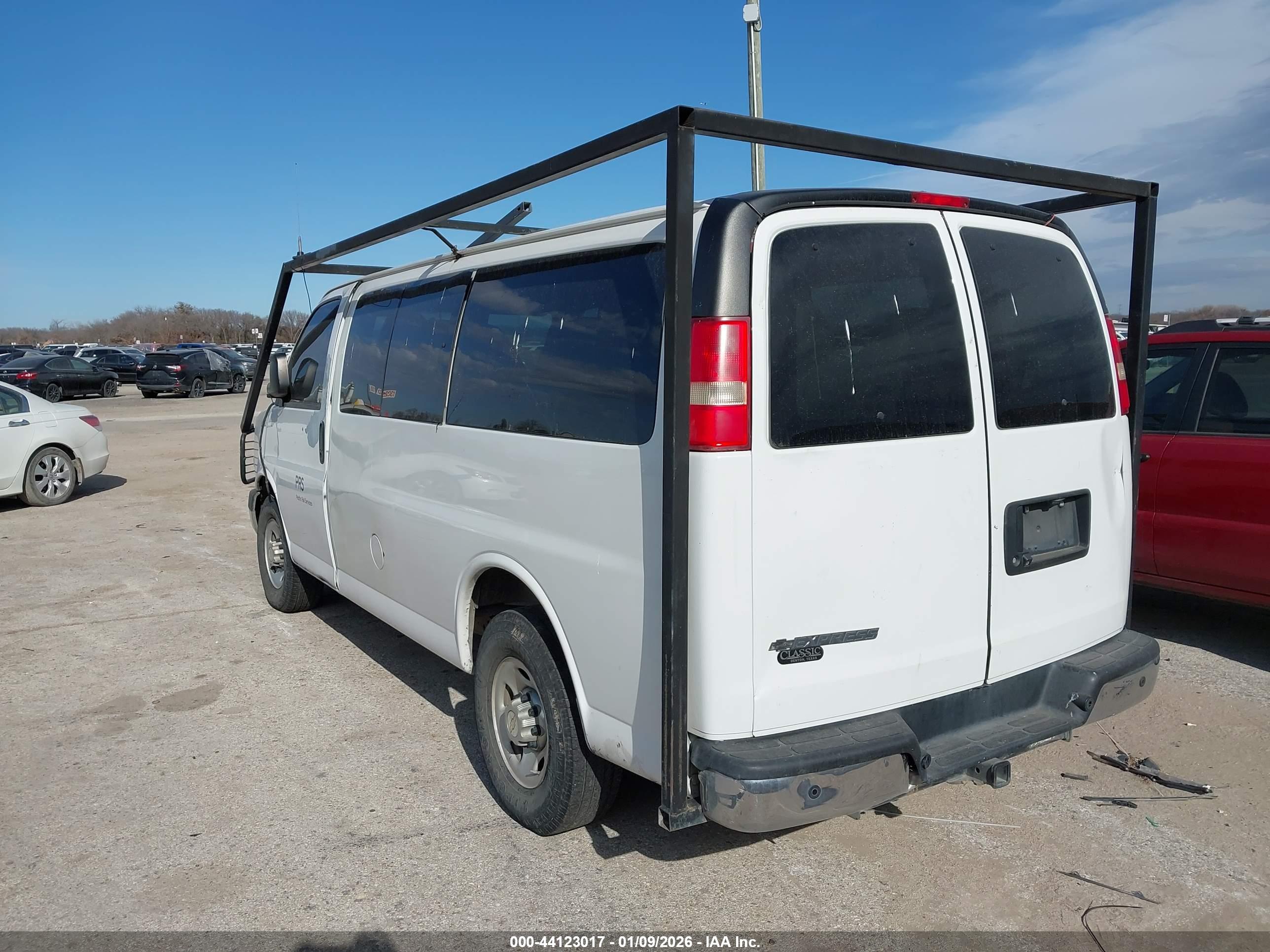CHEVROLET EXPRESS image 3