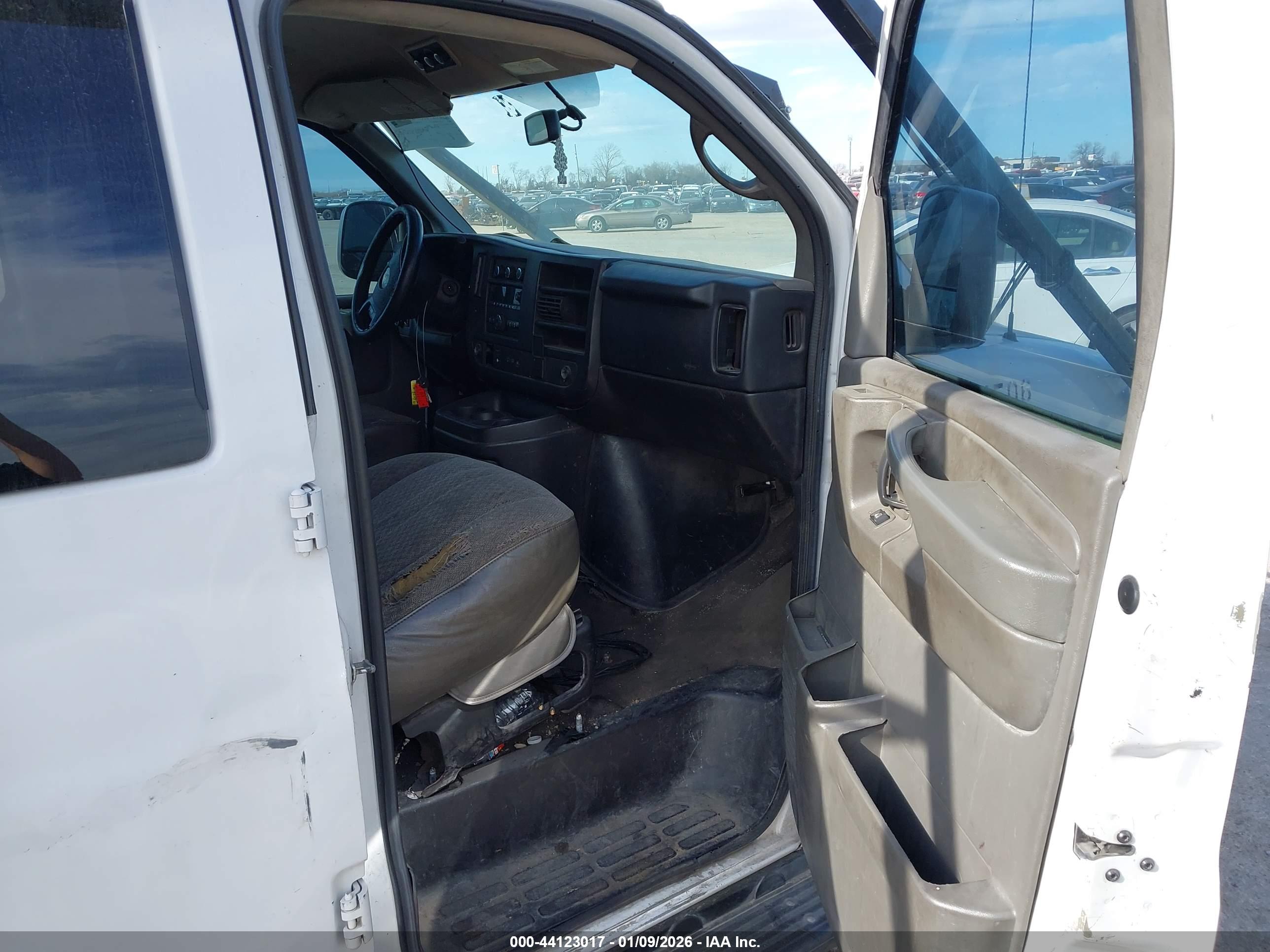 CHEVROLET EXPRESS image 5