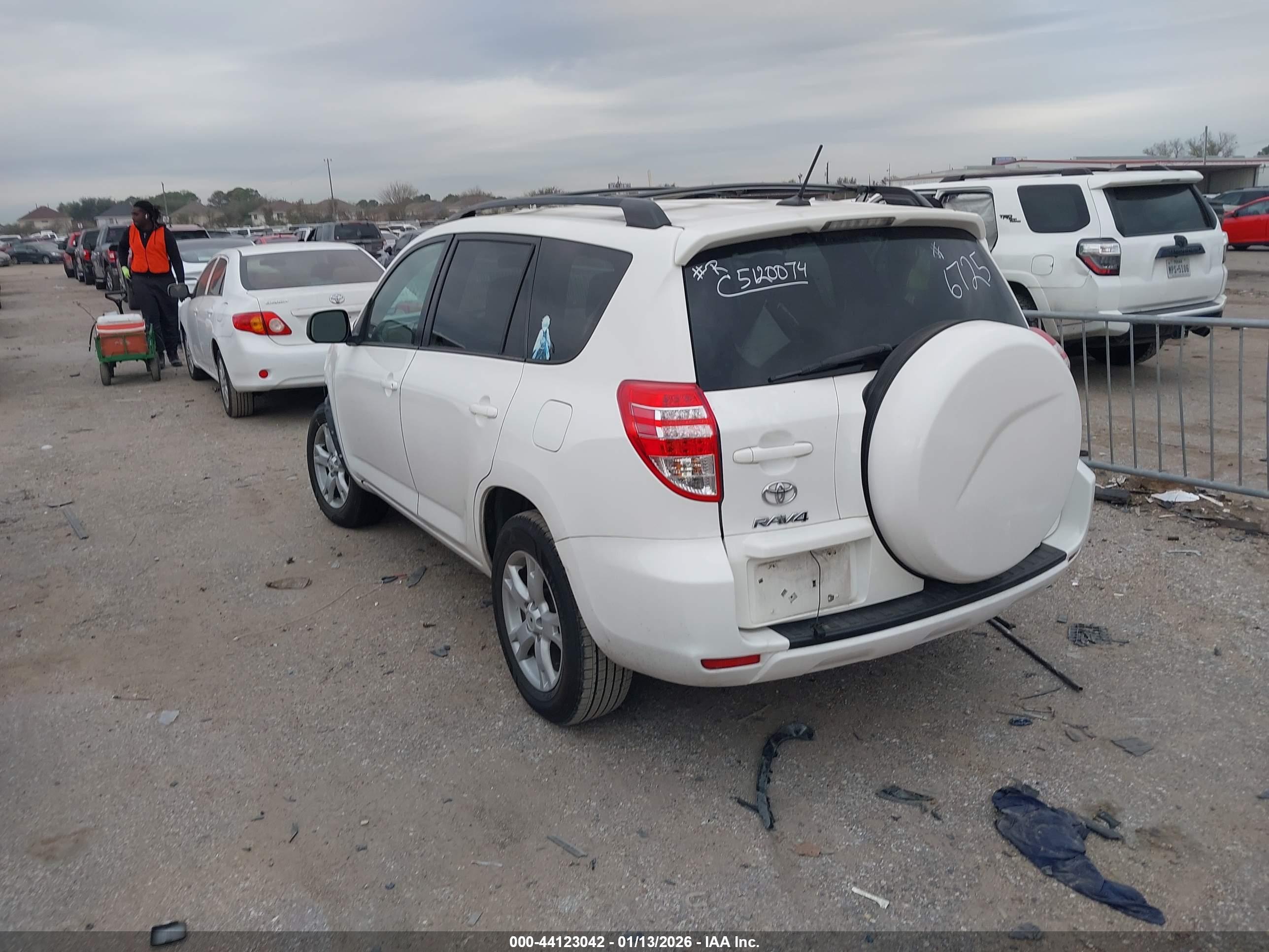 TOYOTA RAV4 image 3