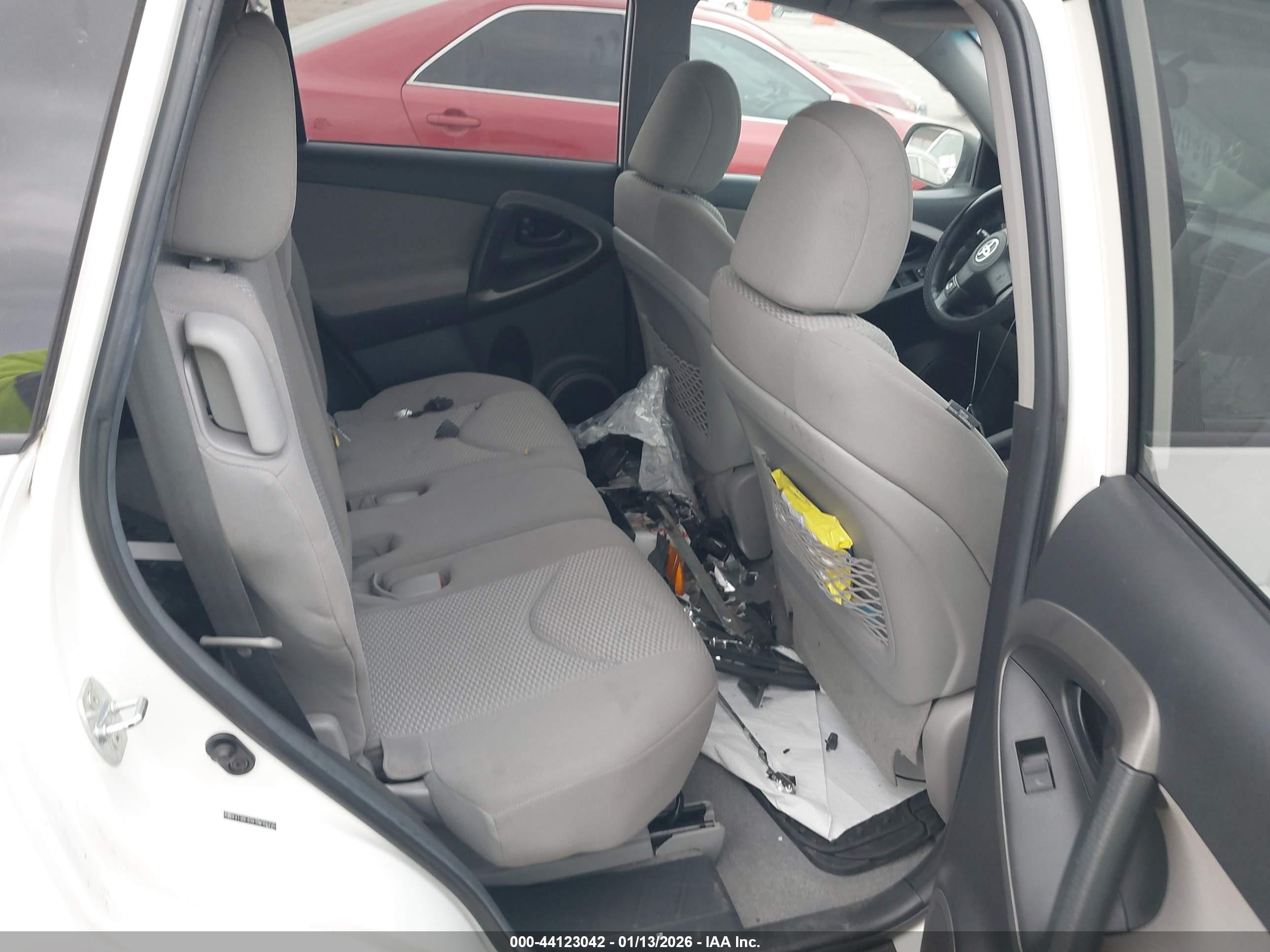 TOYOTA RAV4 image 8
