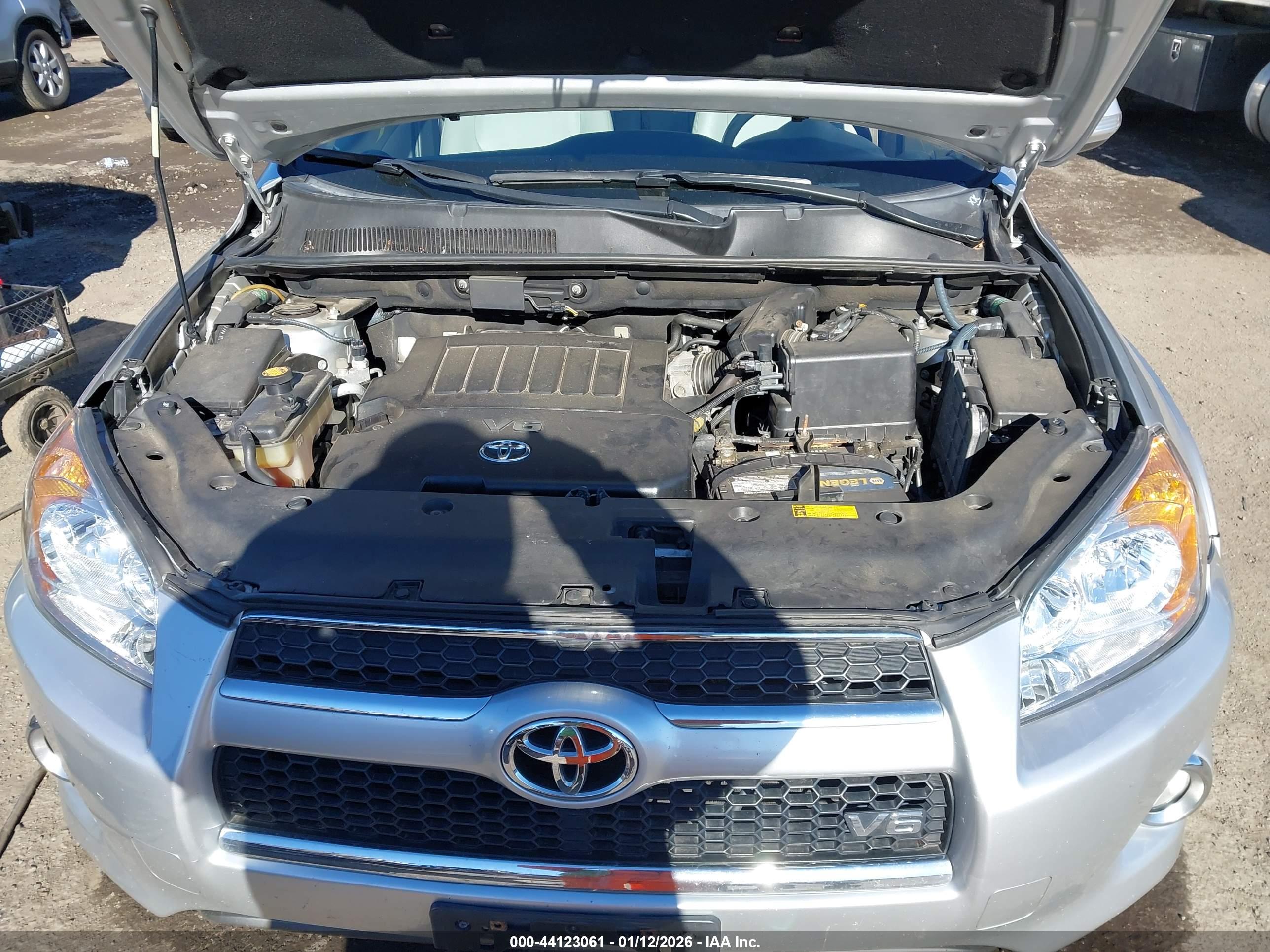 TOYOTA RAV4 image 10