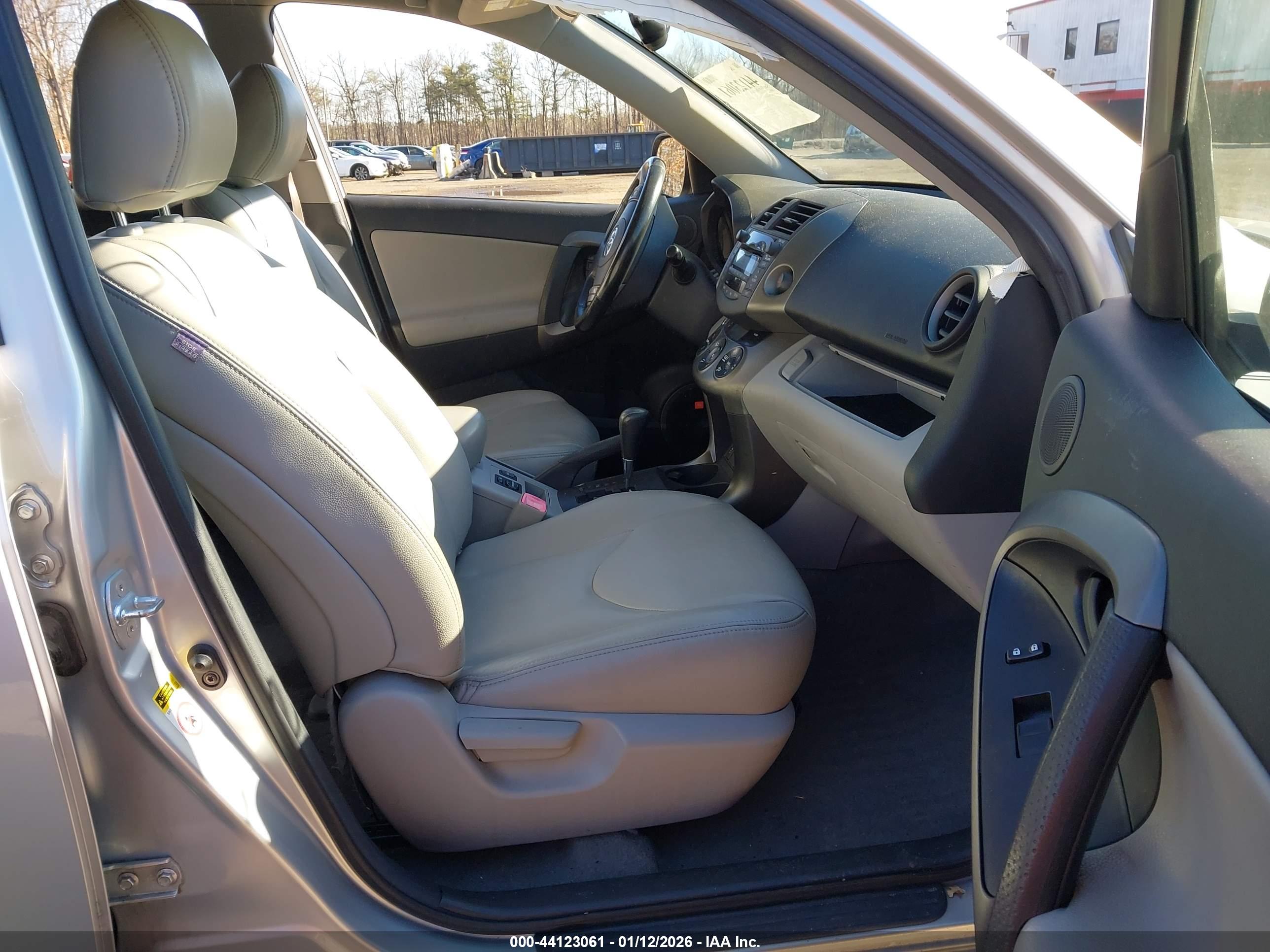 TOYOTA RAV4 image 5