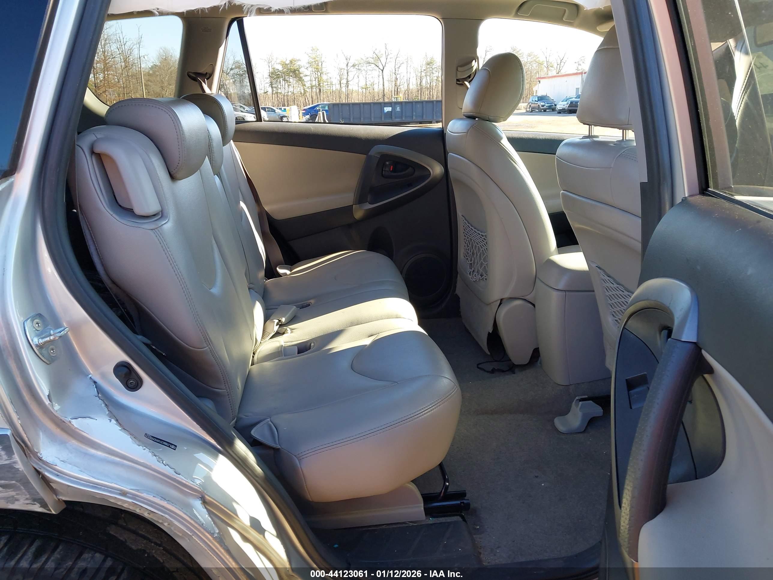 TOYOTA RAV4 image 8