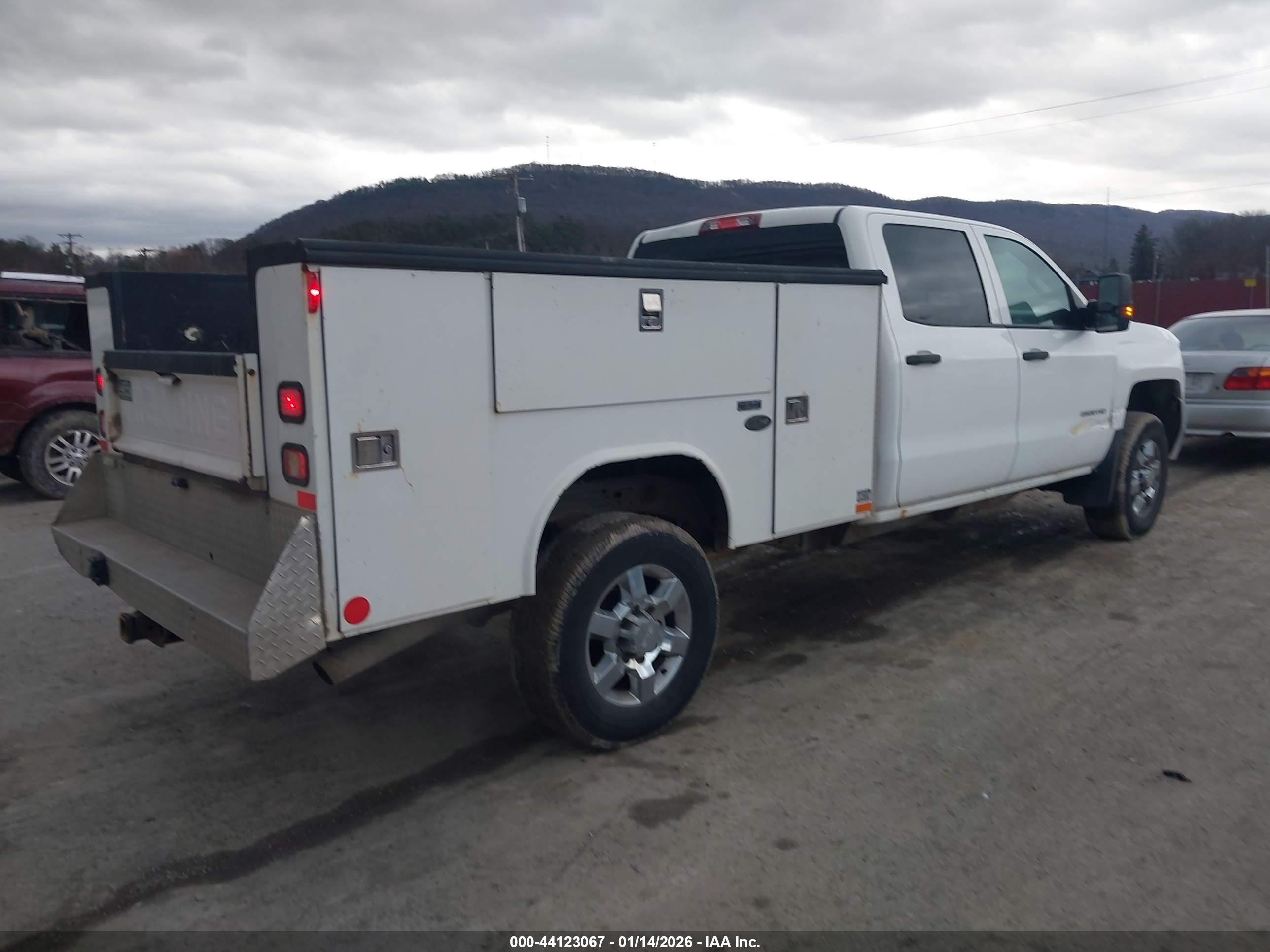 CHEVROLET SILVERADO image 4
