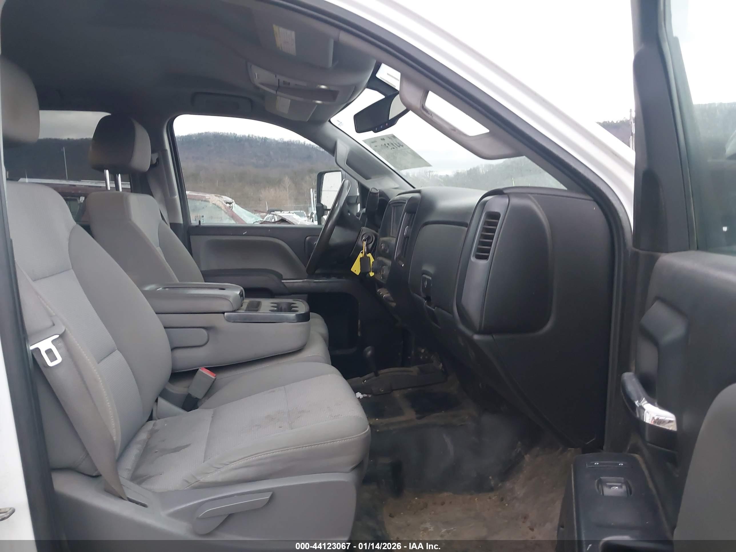 CHEVROLET SILVERADO image 5