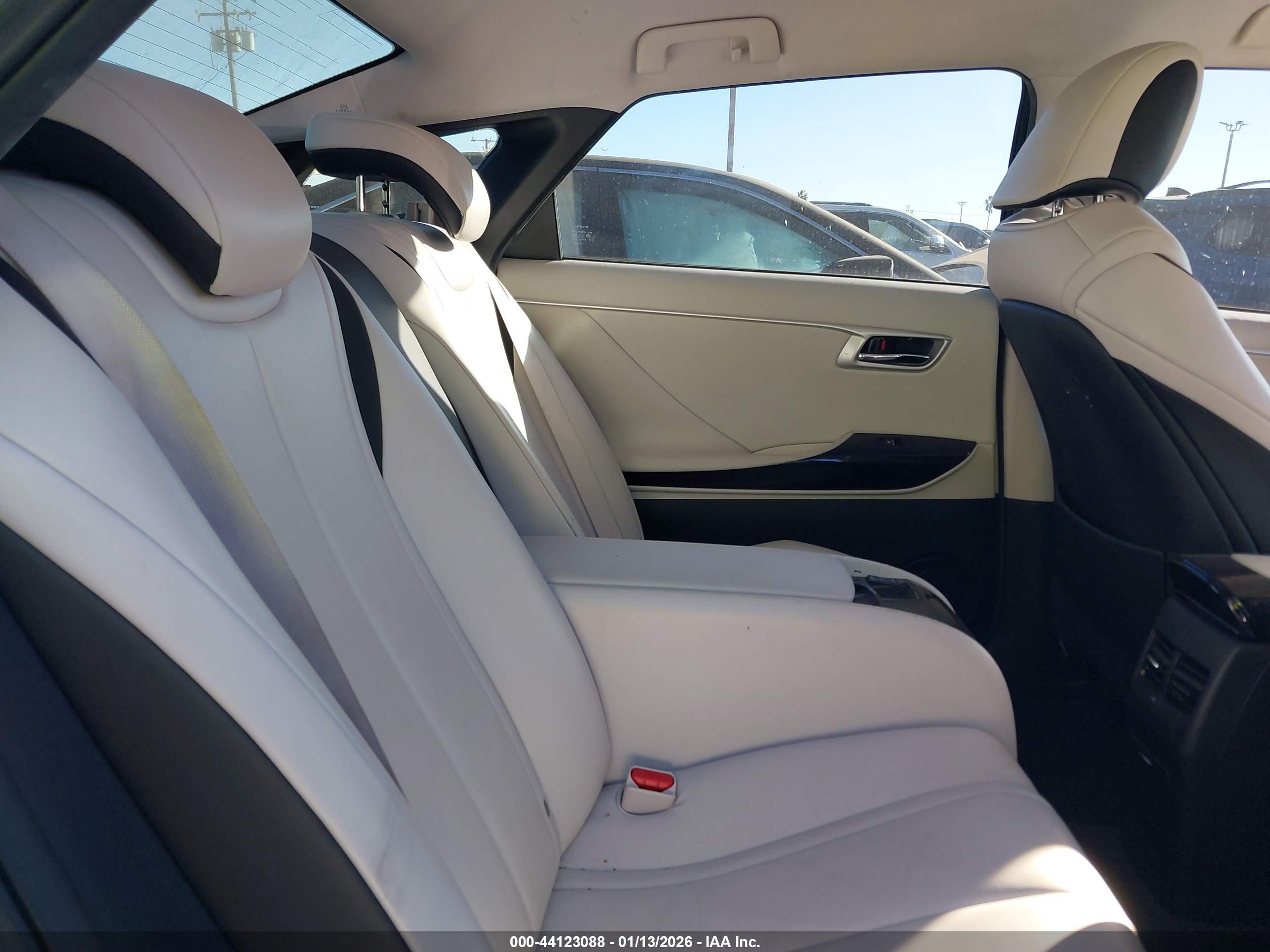 TOYOTA MIRAI image 8