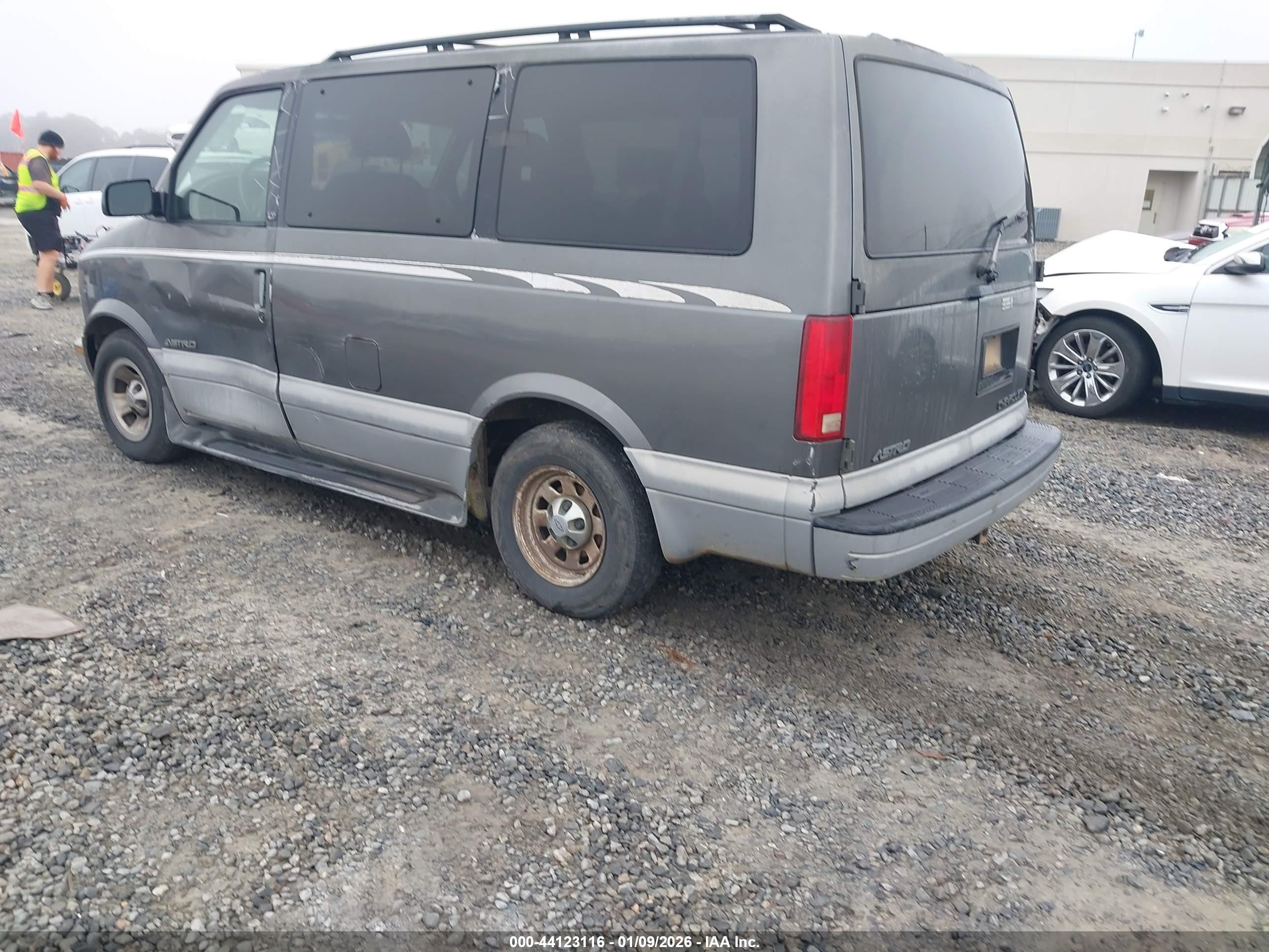 CHEVROLET ASTRO image 3
