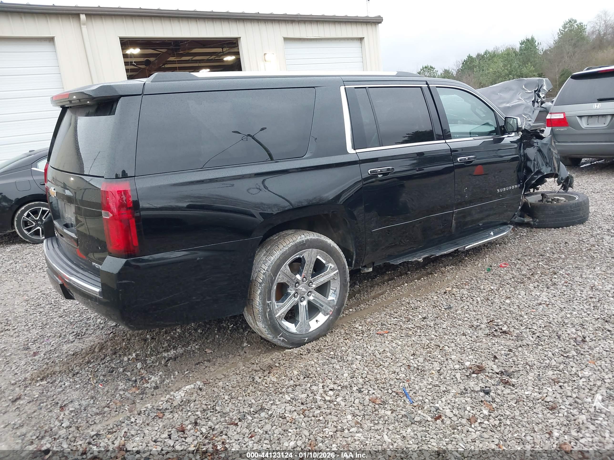 CHEVROLET SUBURBAN image 4