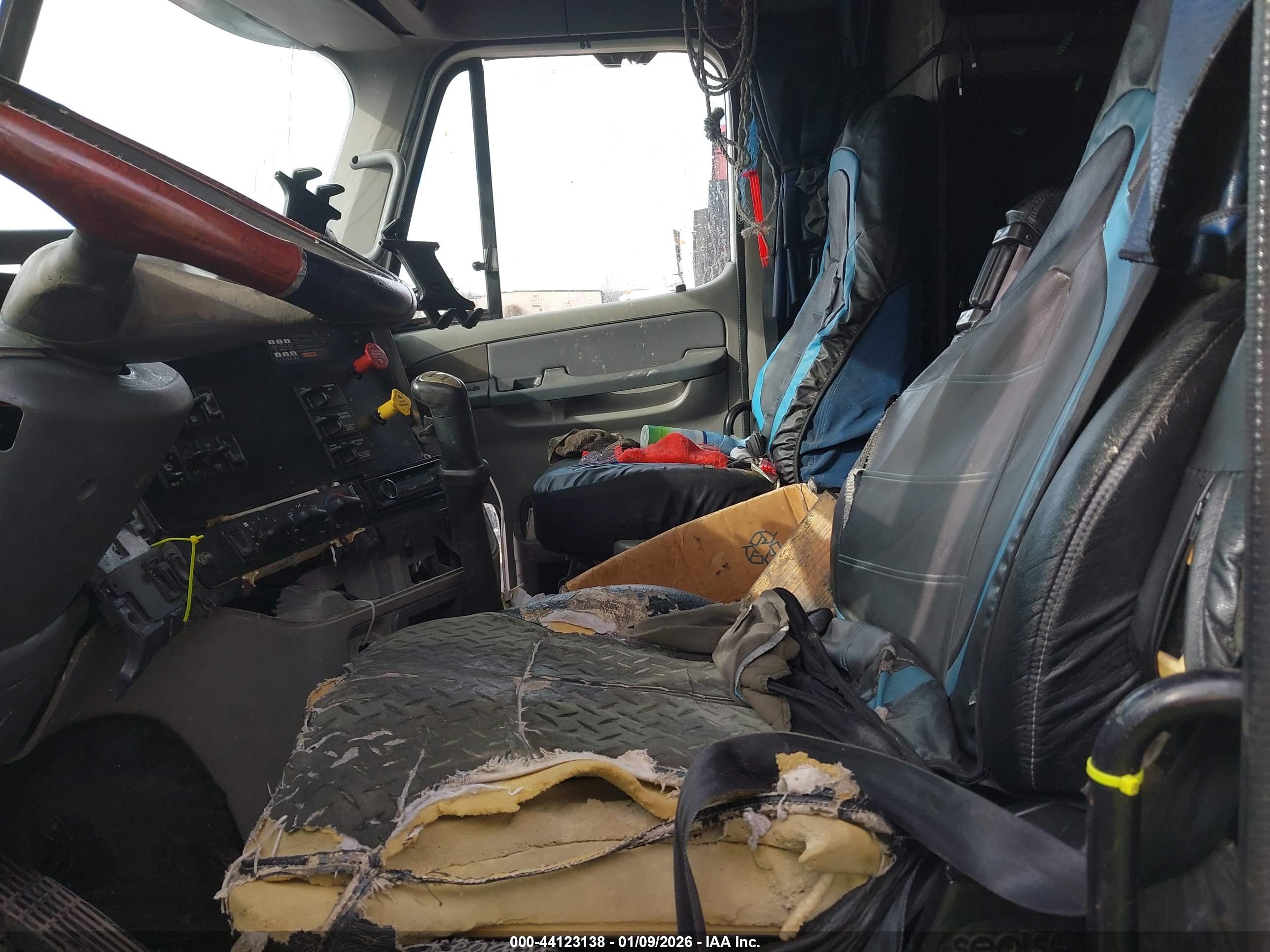 FREIGHTLINER CONVENTIONAL image 5