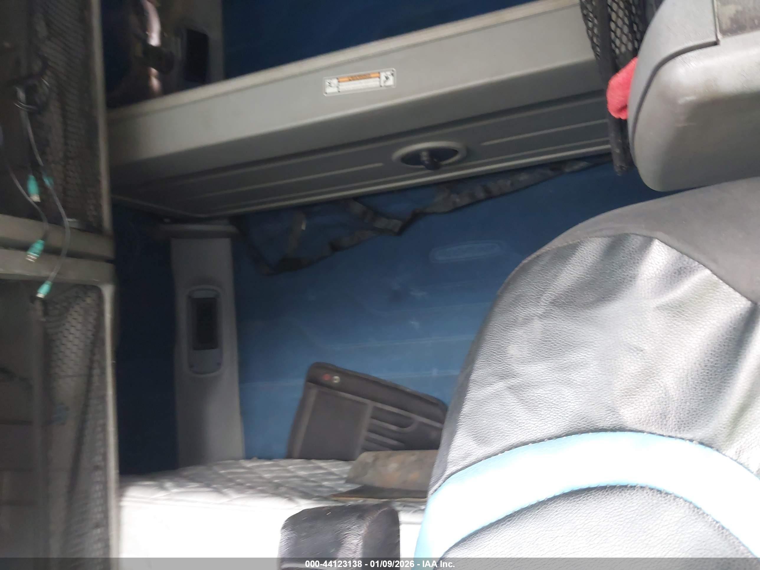 FREIGHTLINER CONVENTIONAL image 8