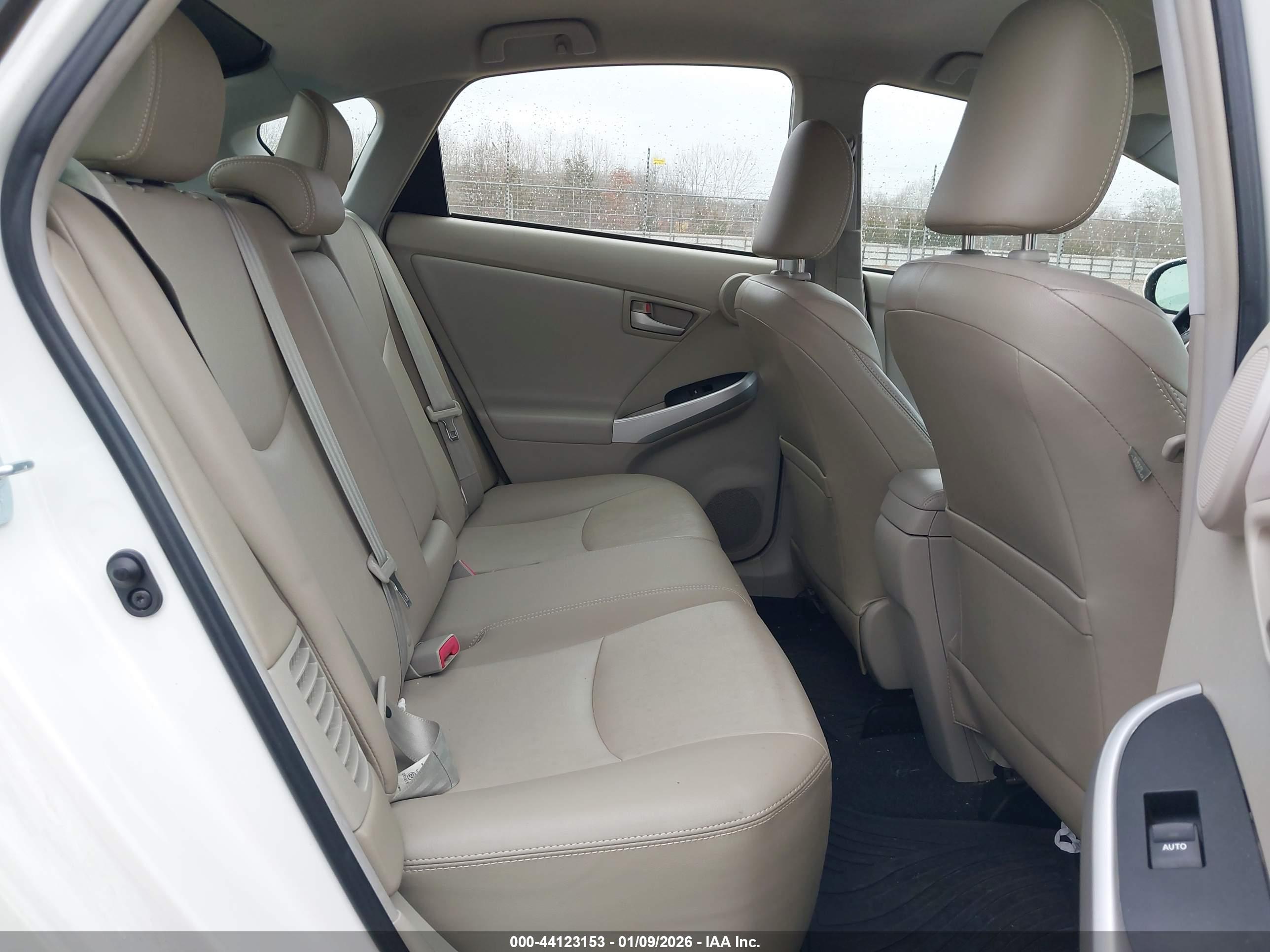 TOYOTA PRIUS image 8