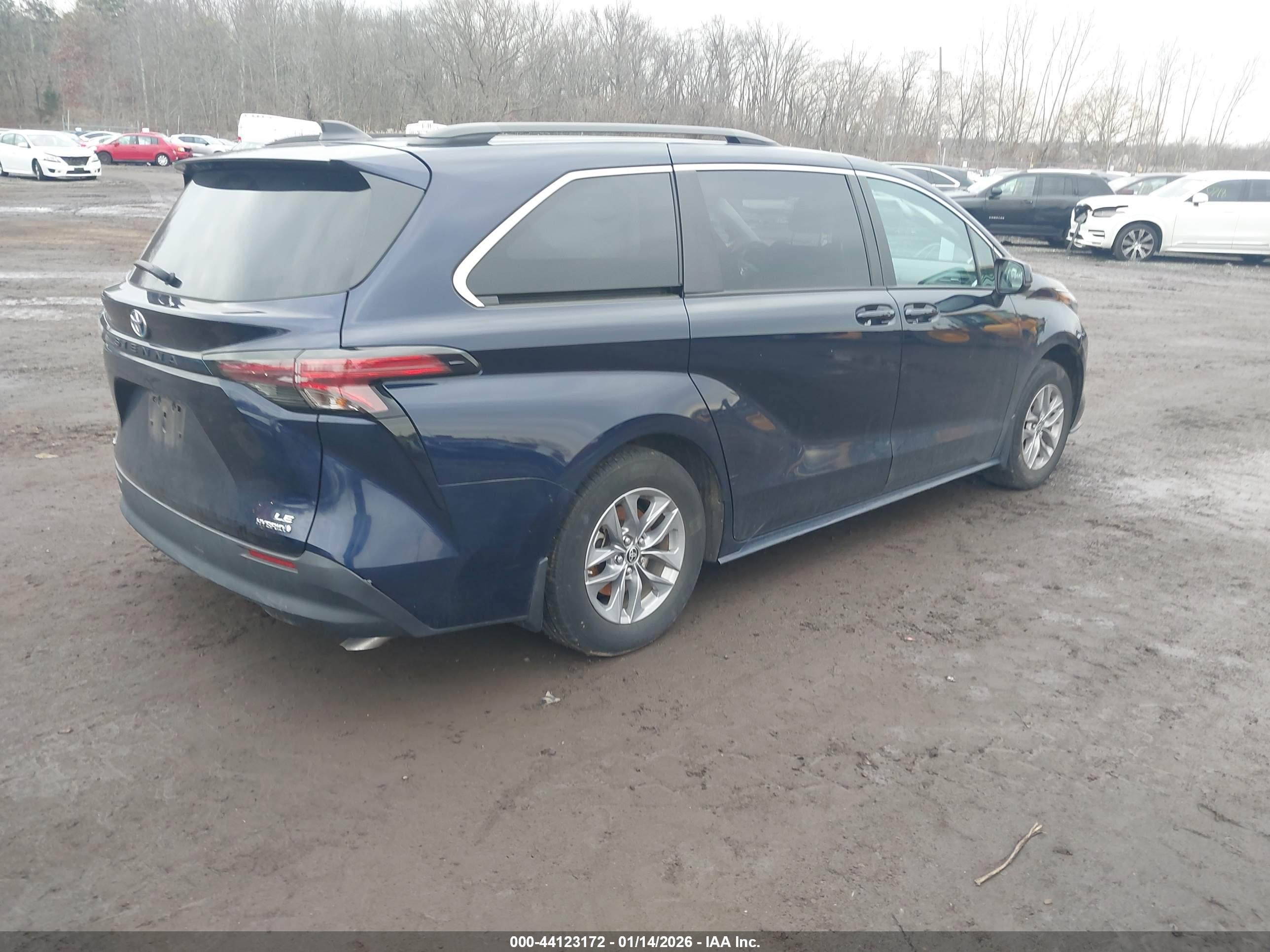 TOYOTA SIENNA image 4