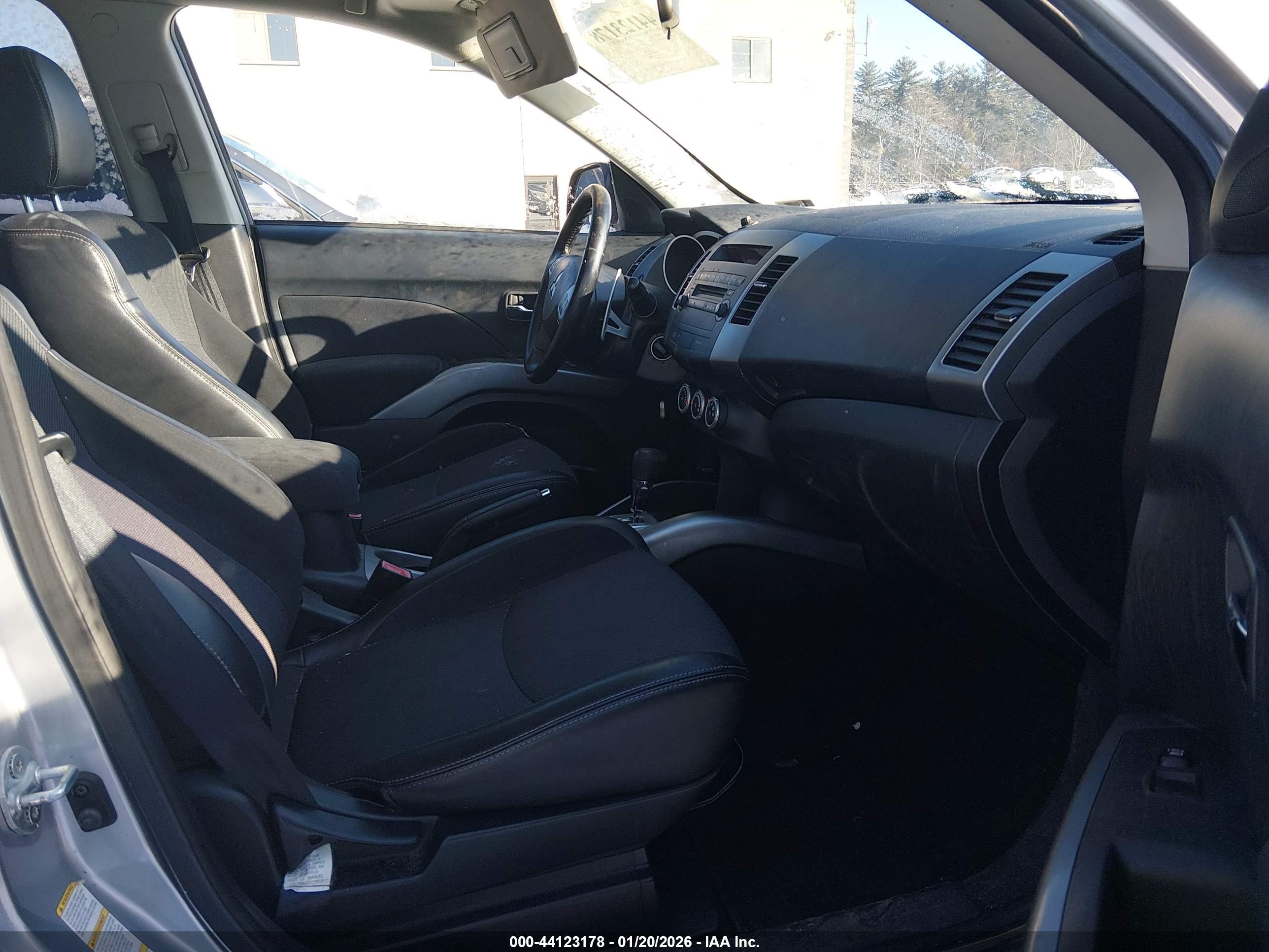MITSUBISHI OUTLANDER image 5